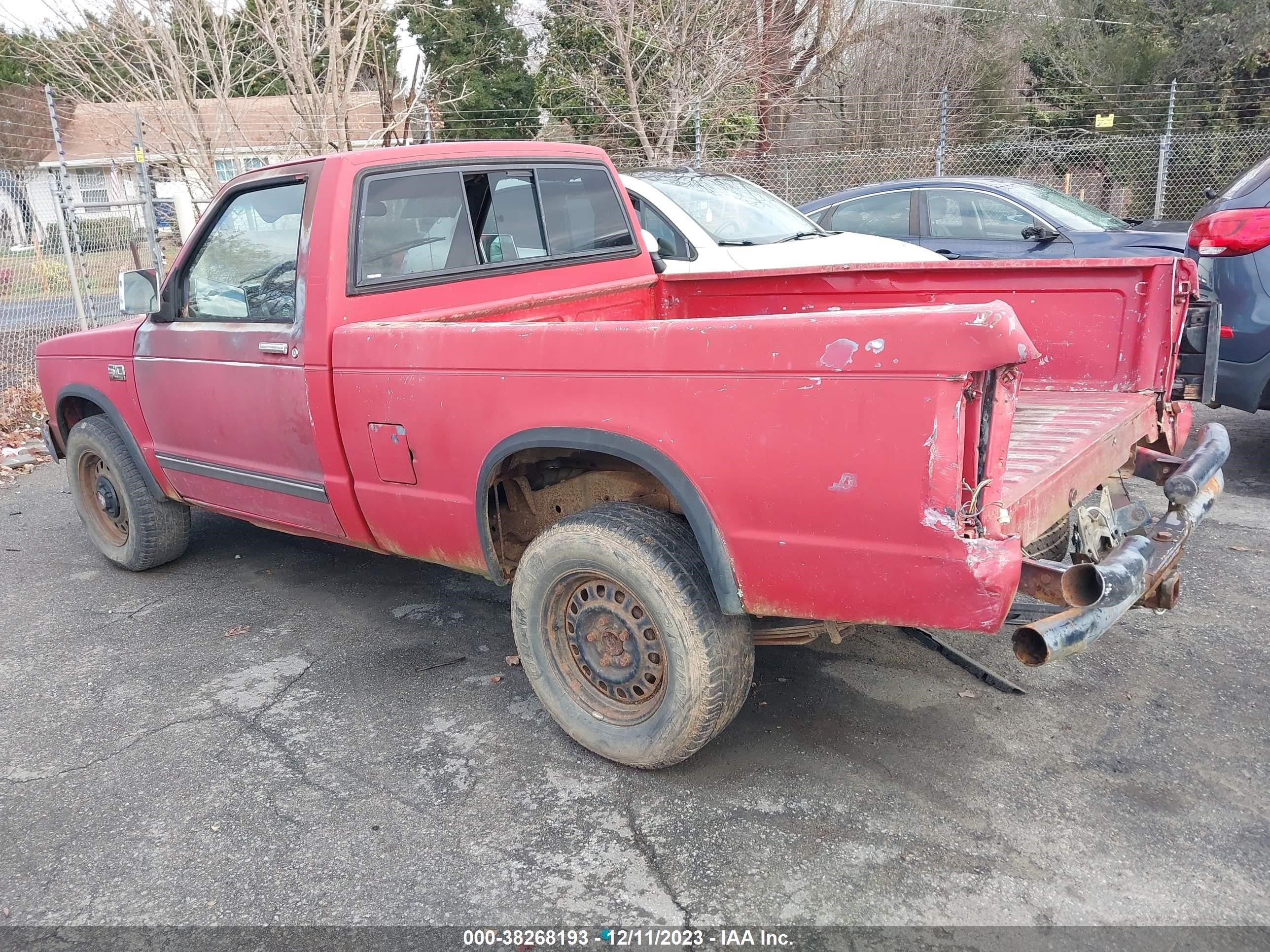 Photo 2 VIN: 1GCCT14R1J2178413 - CHEVROLET S-10 PICKUP 