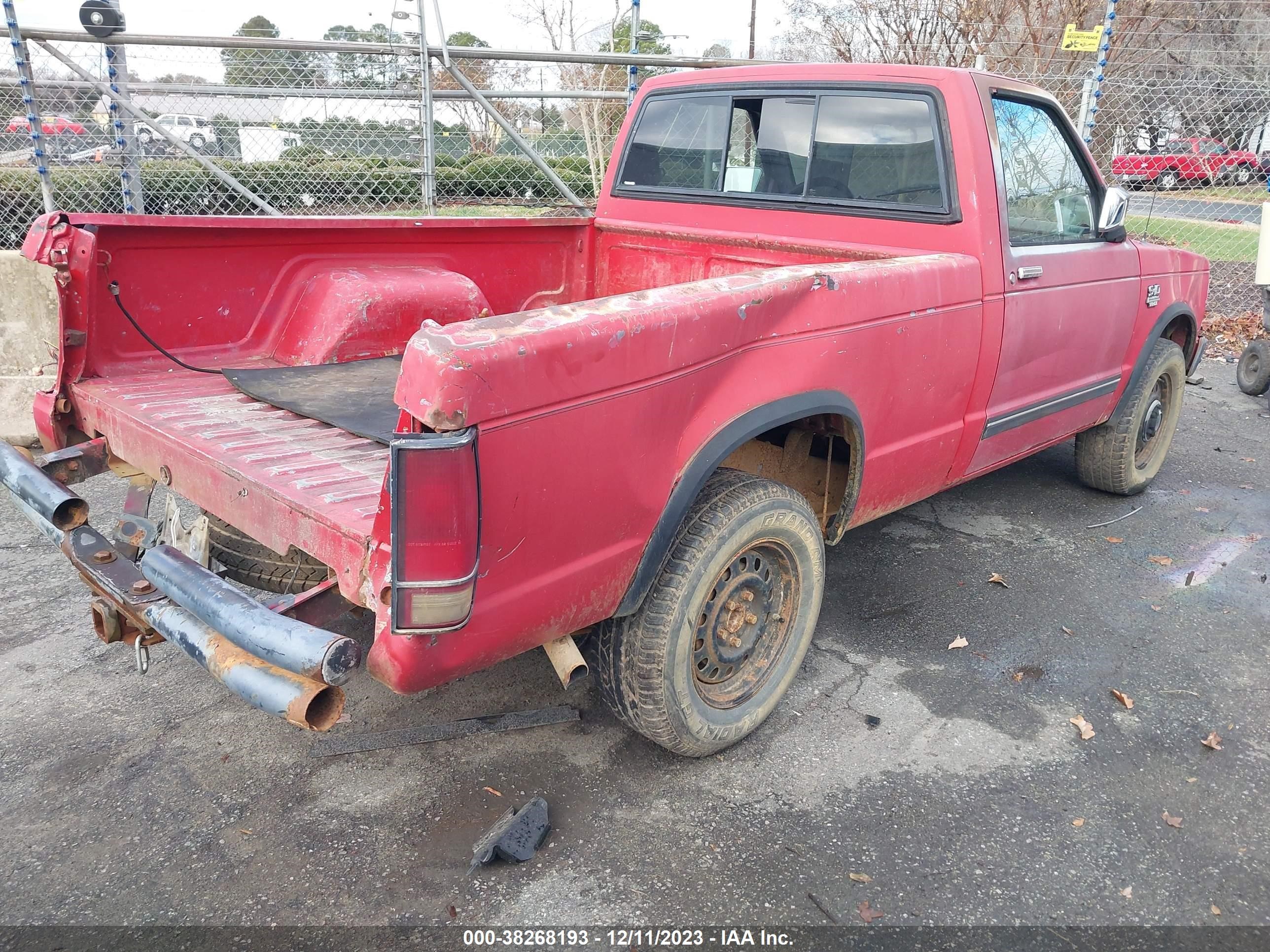 Photo 3 VIN: 1GCCT14R1J2178413 - CHEVROLET S-10 PICKUP 