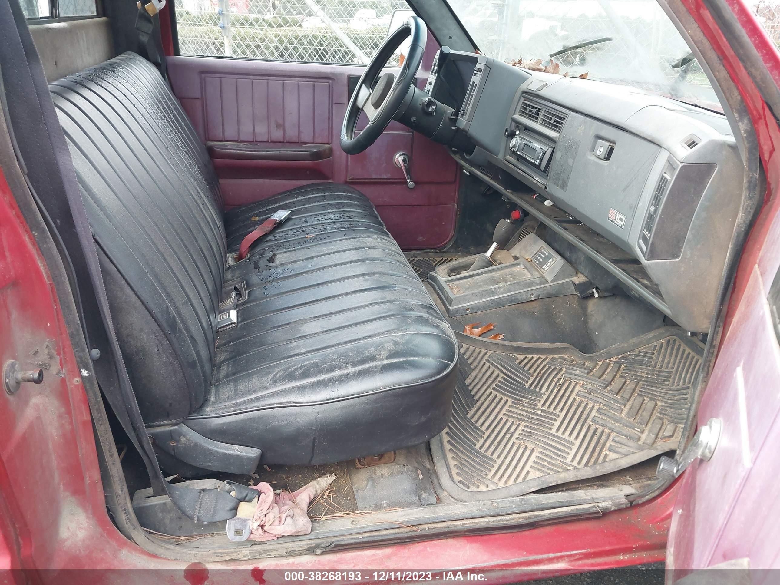 Photo 4 VIN: 1GCCT14R1J2178413 - CHEVROLET S-10 PICKUP 