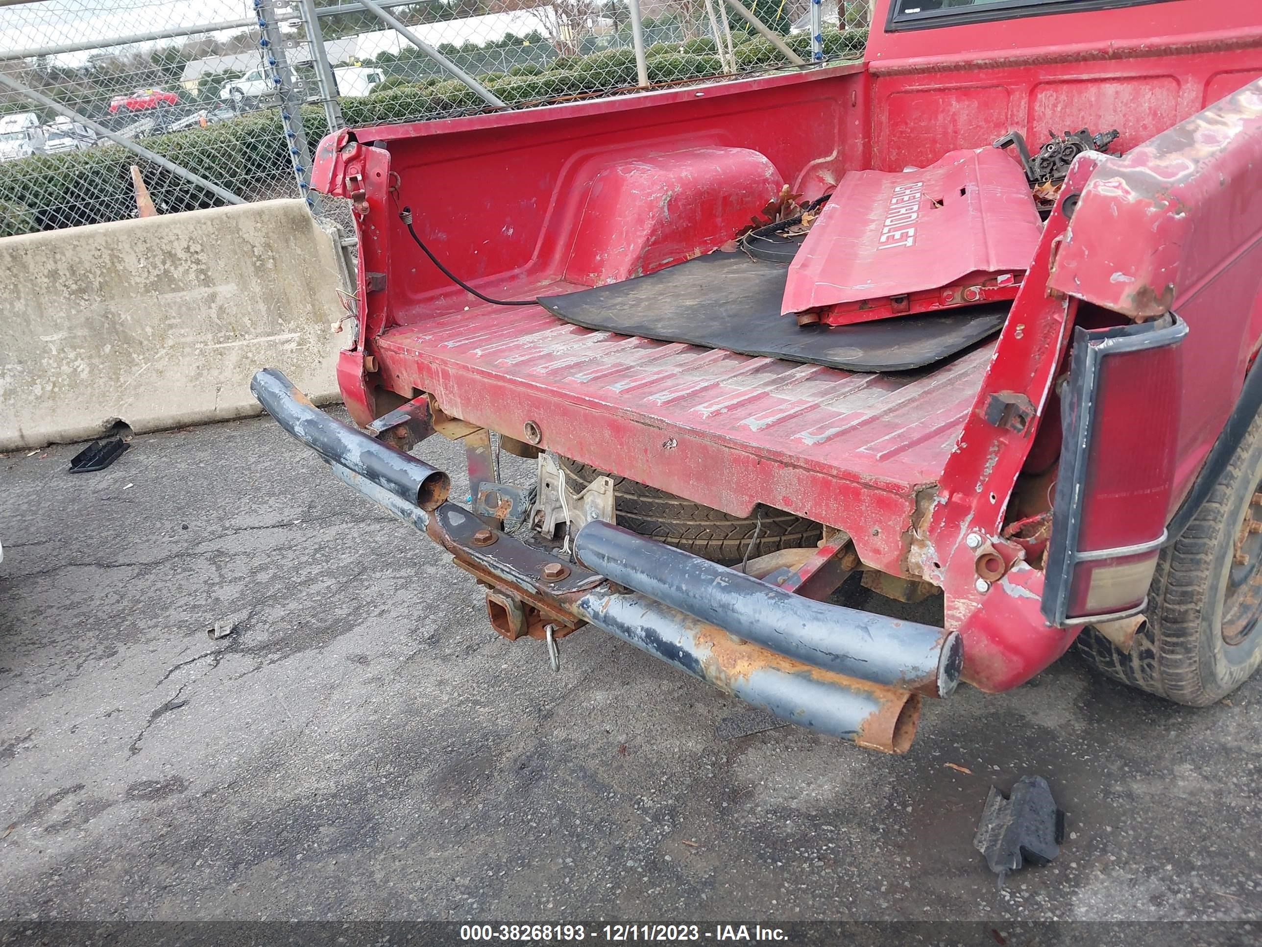 Photo 5 VIN: 1GCCT14R1J2178413 - CHEVROLET S-10 PICKUP 