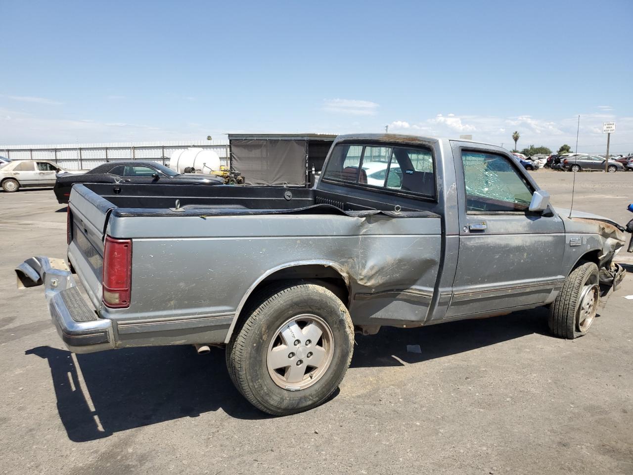 Photo 2 VIN: 1GCCT14Z2K8203396 - CHEVROLET S-10 PICKUP 