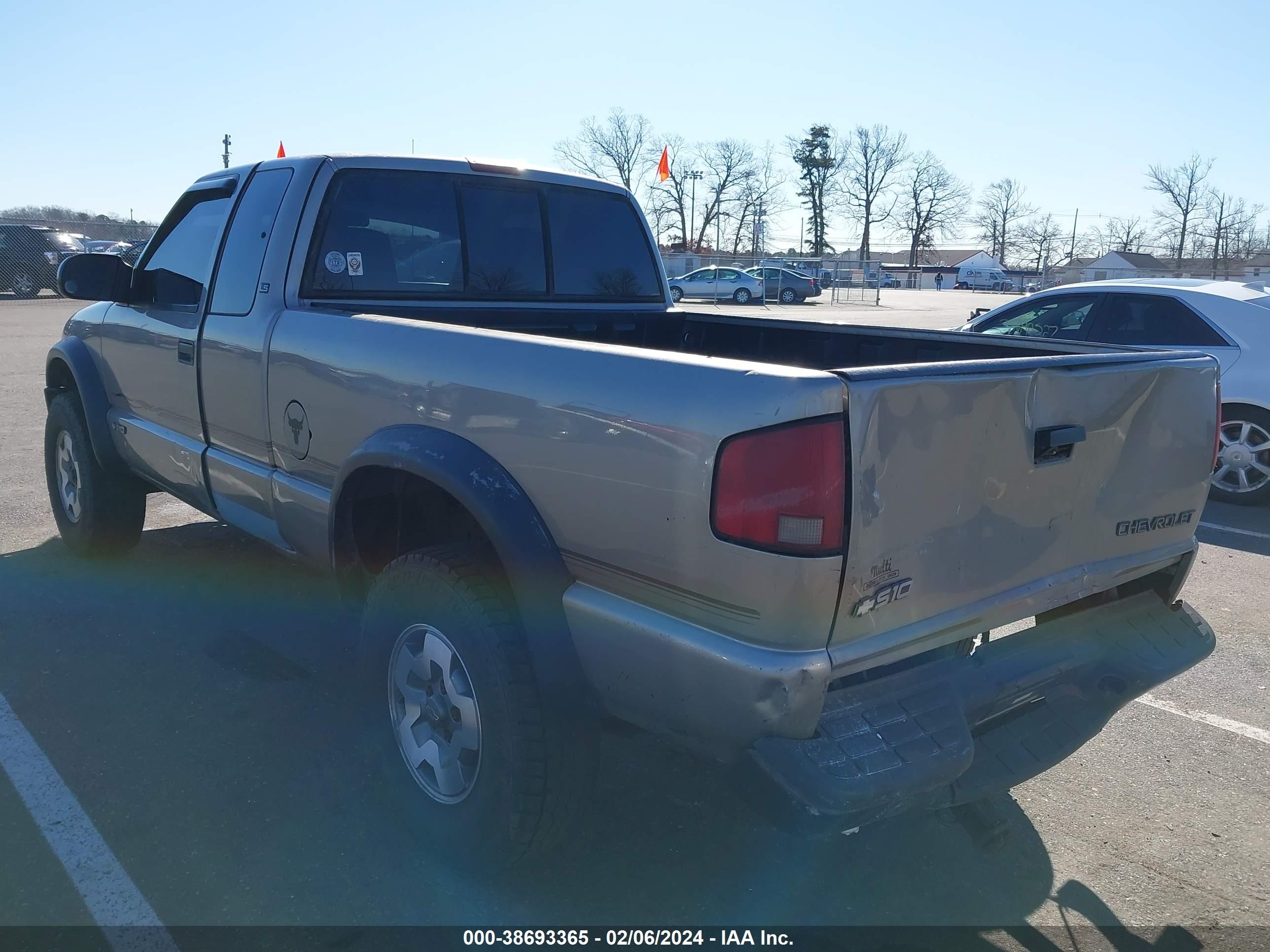 Photo 2 VIN: 1GCCT19W118124220 - CHEVROLET S-10 PICKUP 