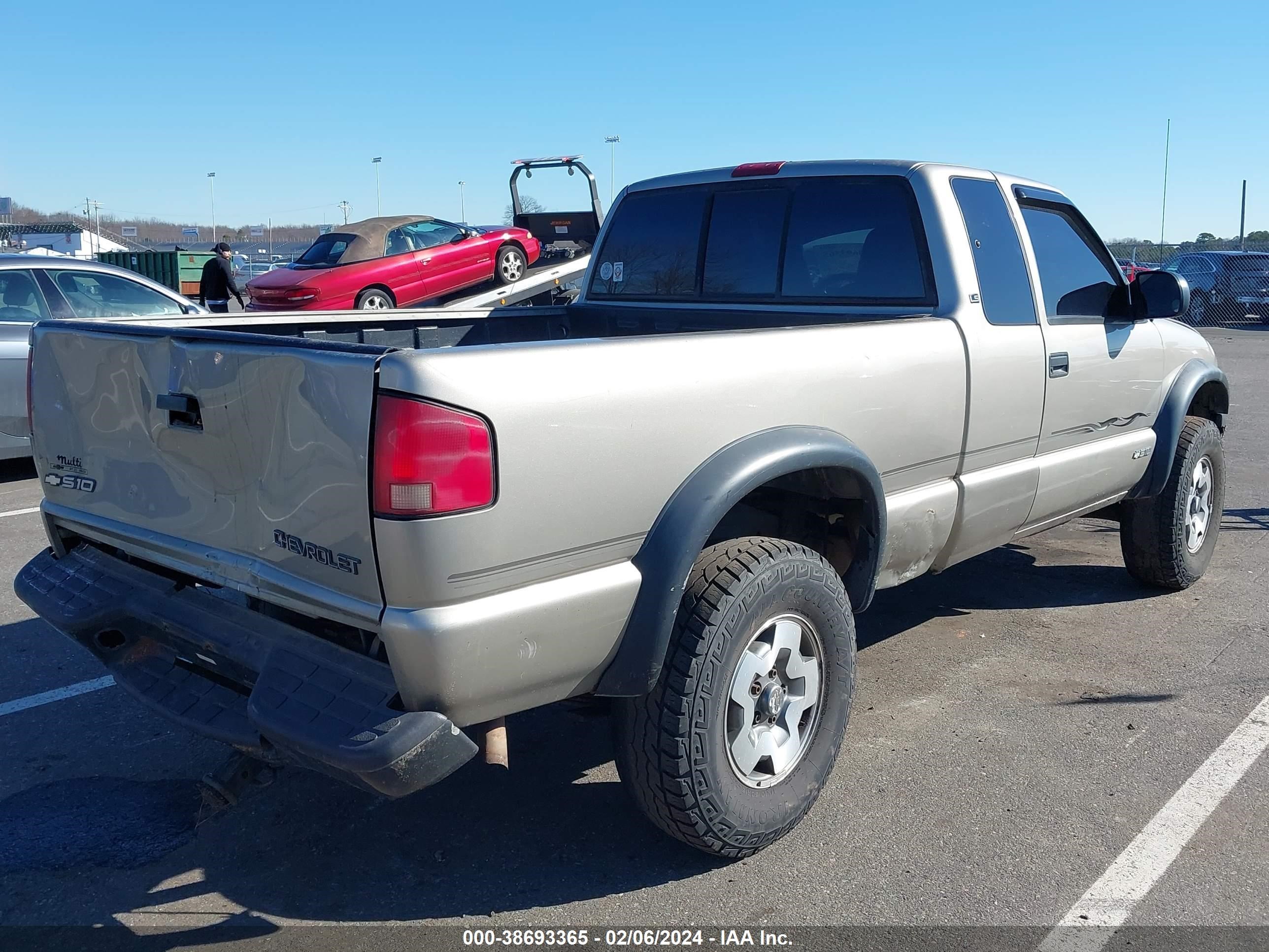 Photo 3 VIN: 1GCCT19W118124220 - CHEVROLET S-10 PICKUP 