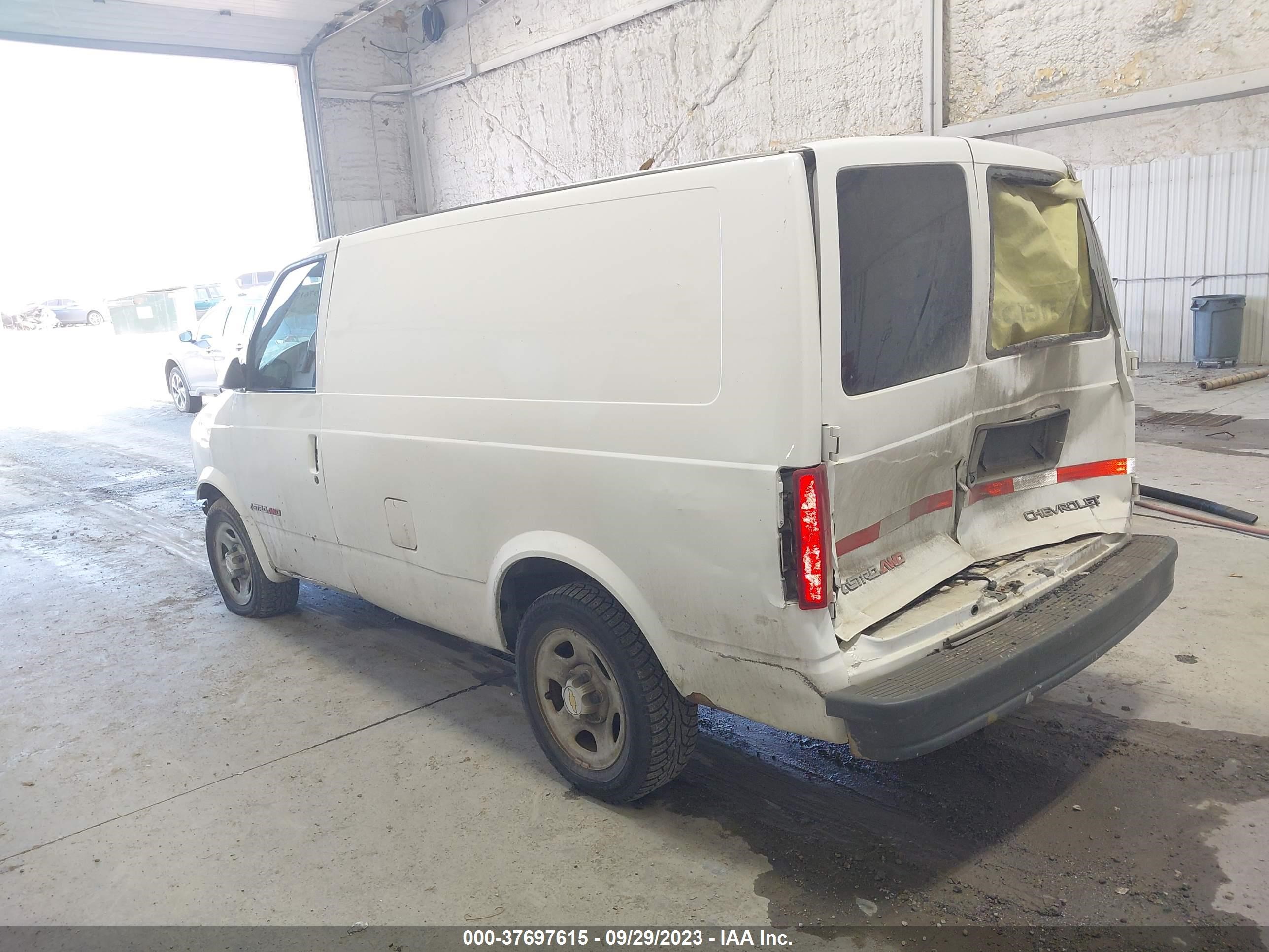 Photo 2 VIN: 1GCDL19X65B117141 - CHEVROLET ASTRO 