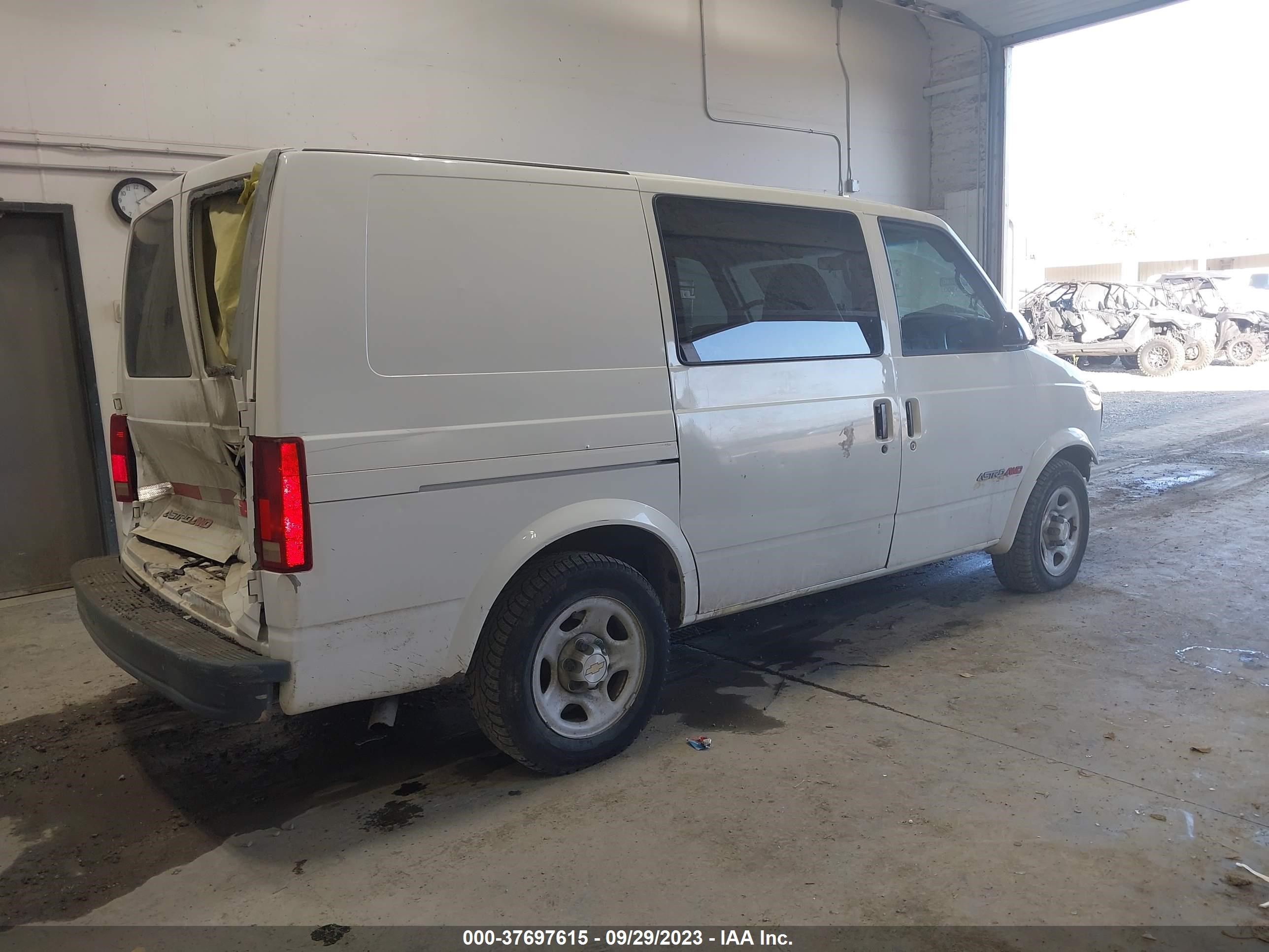 Photo 3 VIN: 1GCDL19X65B117141 - CHEVROLET ASTRO 