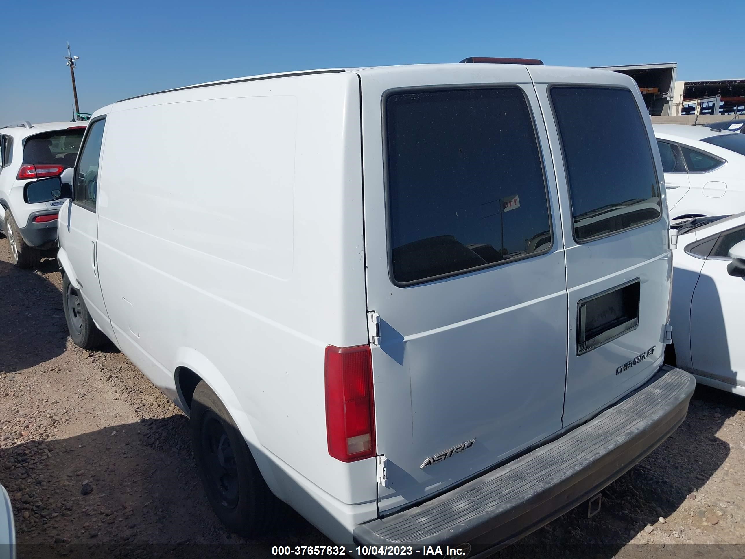 Photo 2 VIN: 1GCDM19W01B116999 - CHEVROLET ASTRO 