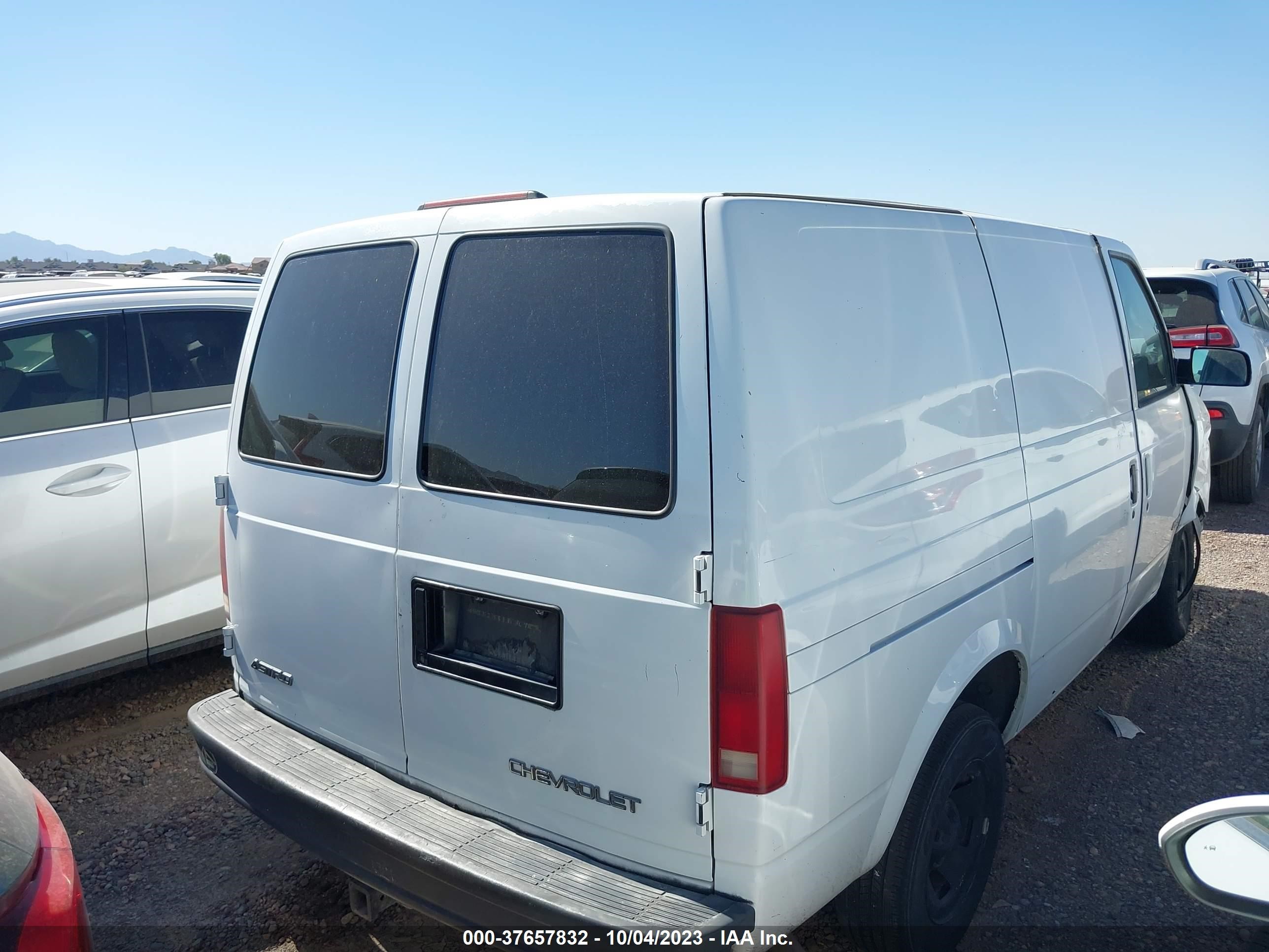 Photo 3 VIN: 1GCDM19W01B116999 - CHEVROLET ASTRO 