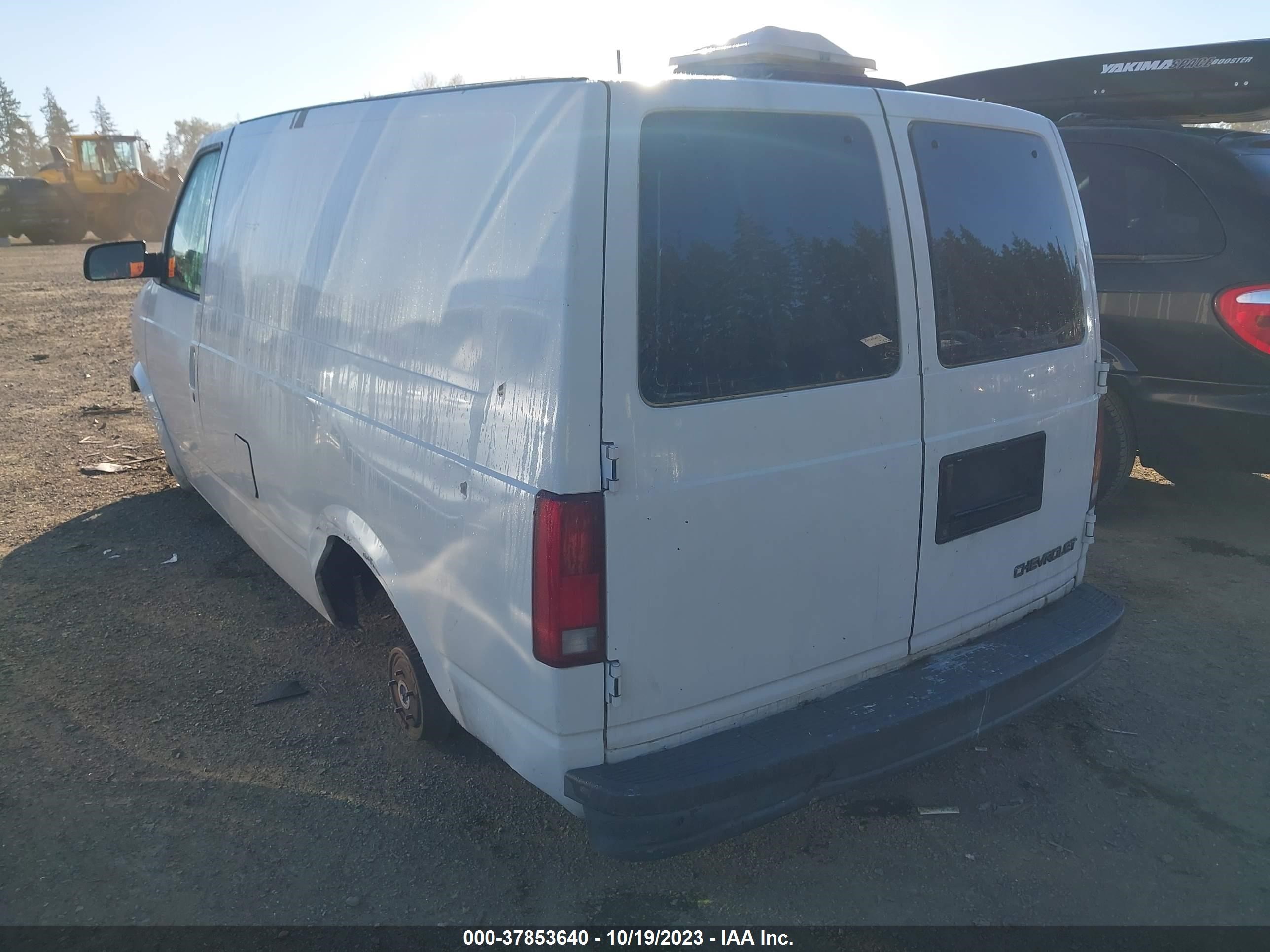 Photo 2 VIN: 1GCDM19W0TB156177 - CHEVROLET ASTRO 