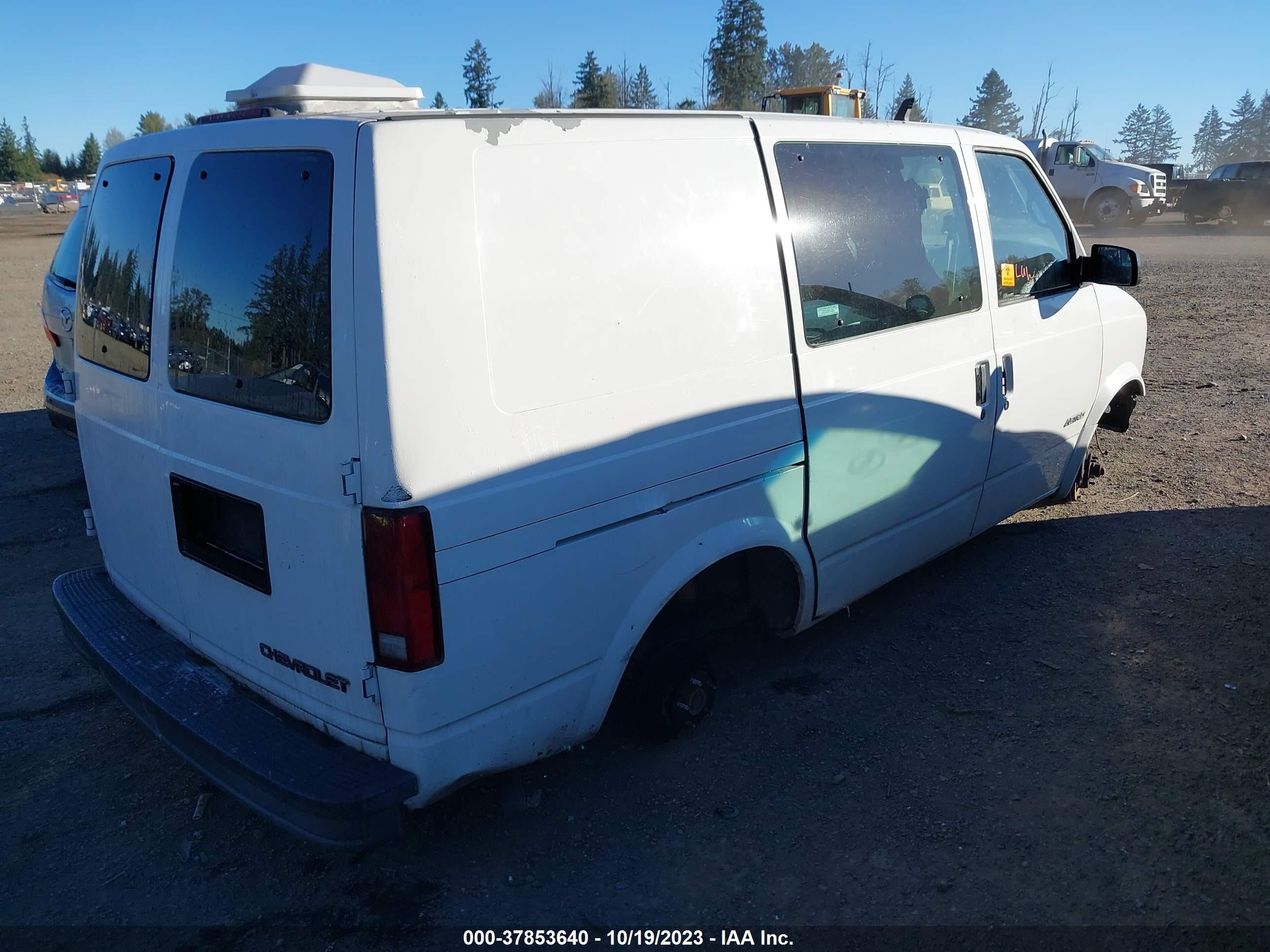 Photo 3 VIN: 1GCDM19W0TB156177 - CHEVROLET ASTRO 