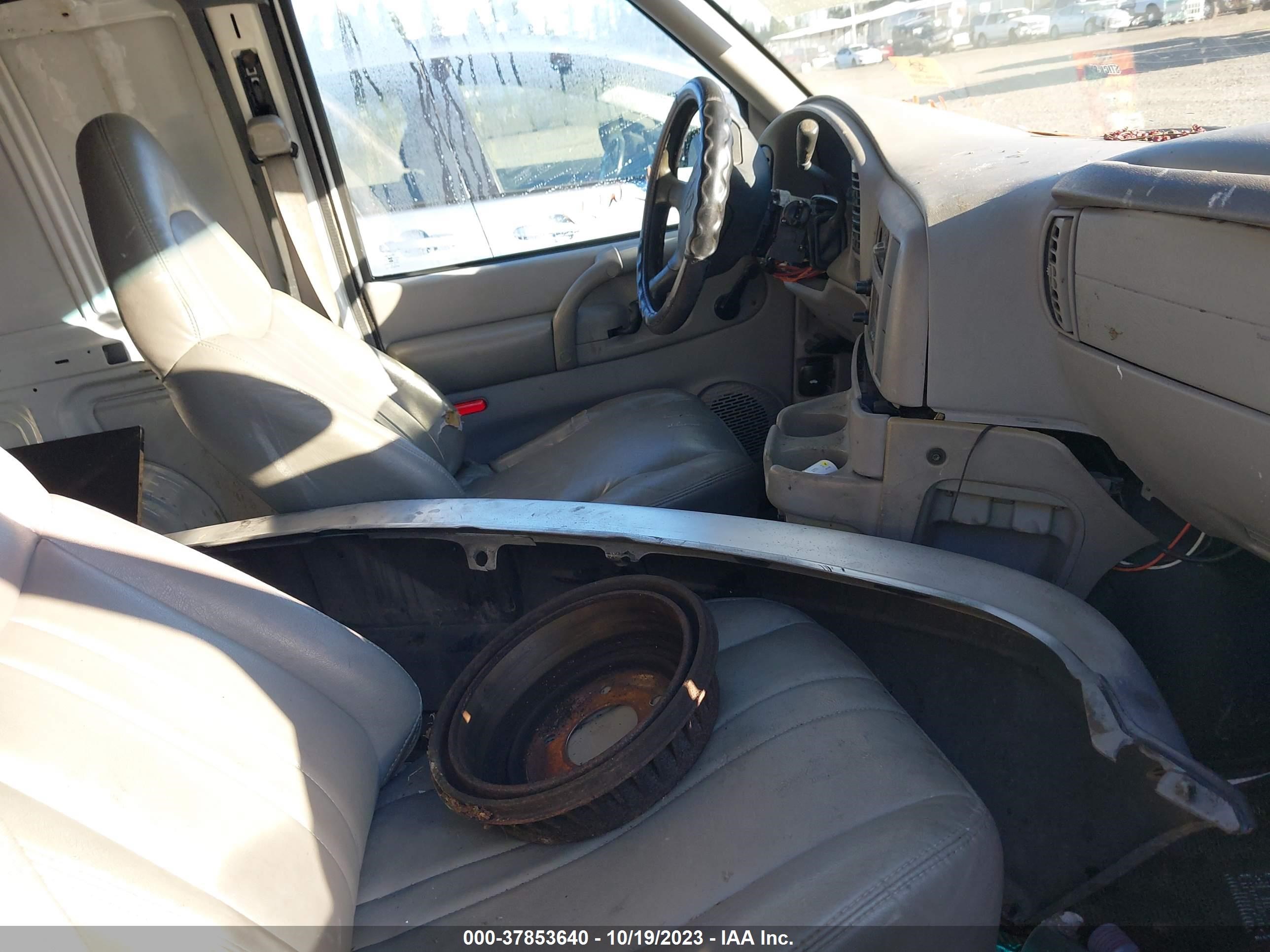 Photo 4 VIN: 1GCDM19W0TB156177 - CHEVROLET ASTRO 