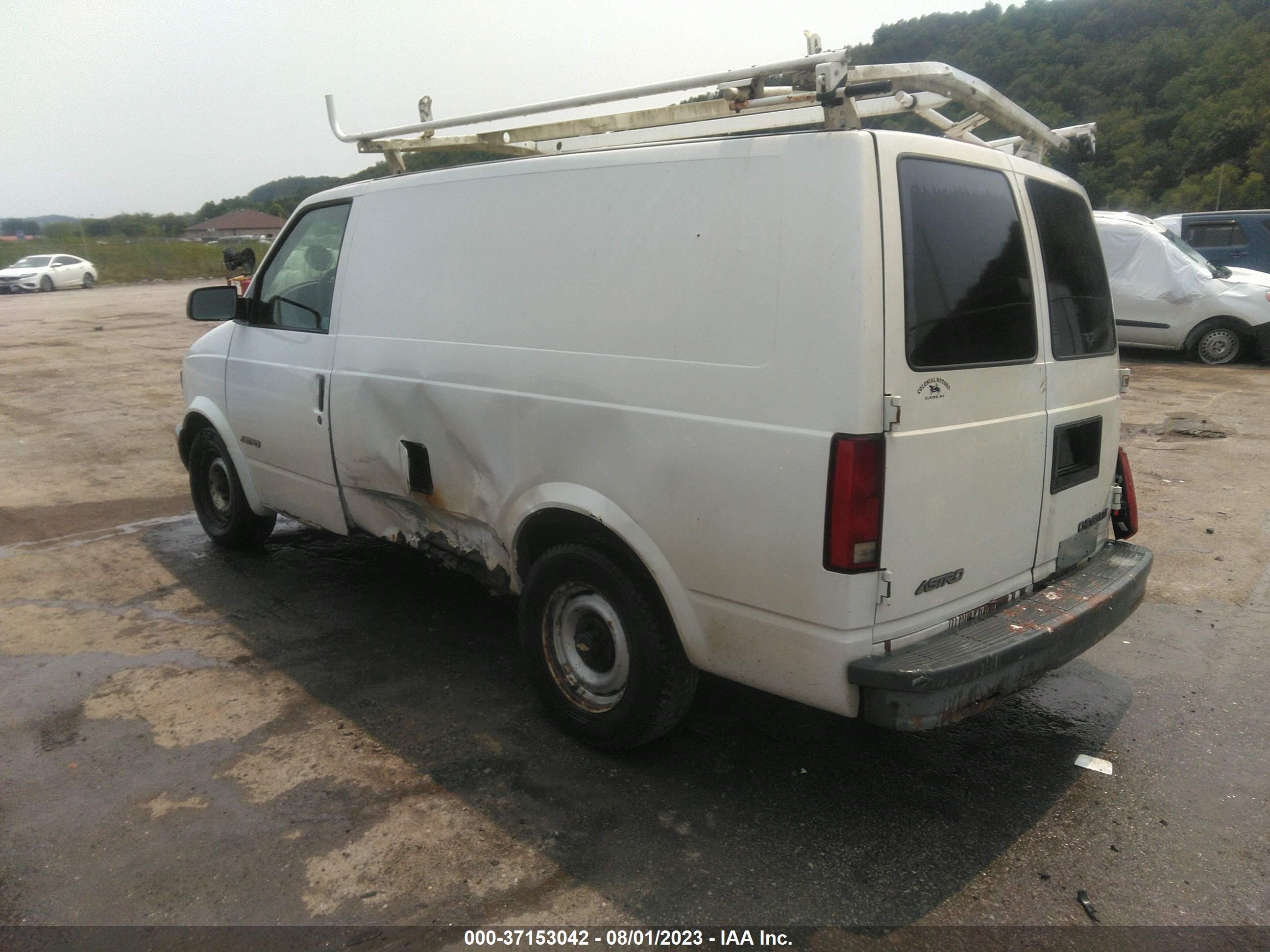 Photo 2 VIN: 1GCDM19W0YB177053 - CHEVROLET ASTRO 