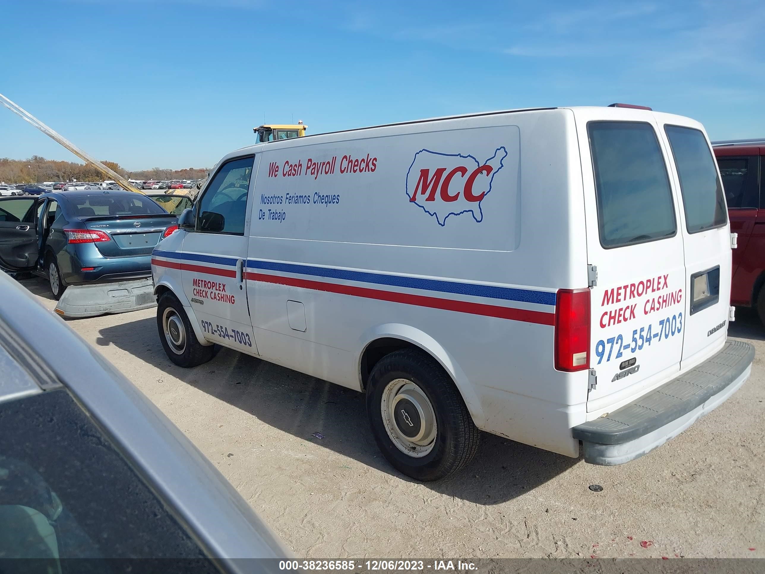 Photo 2 VIN: 1GCDM19W3WB181031 - CHEVROLET ASTRO 