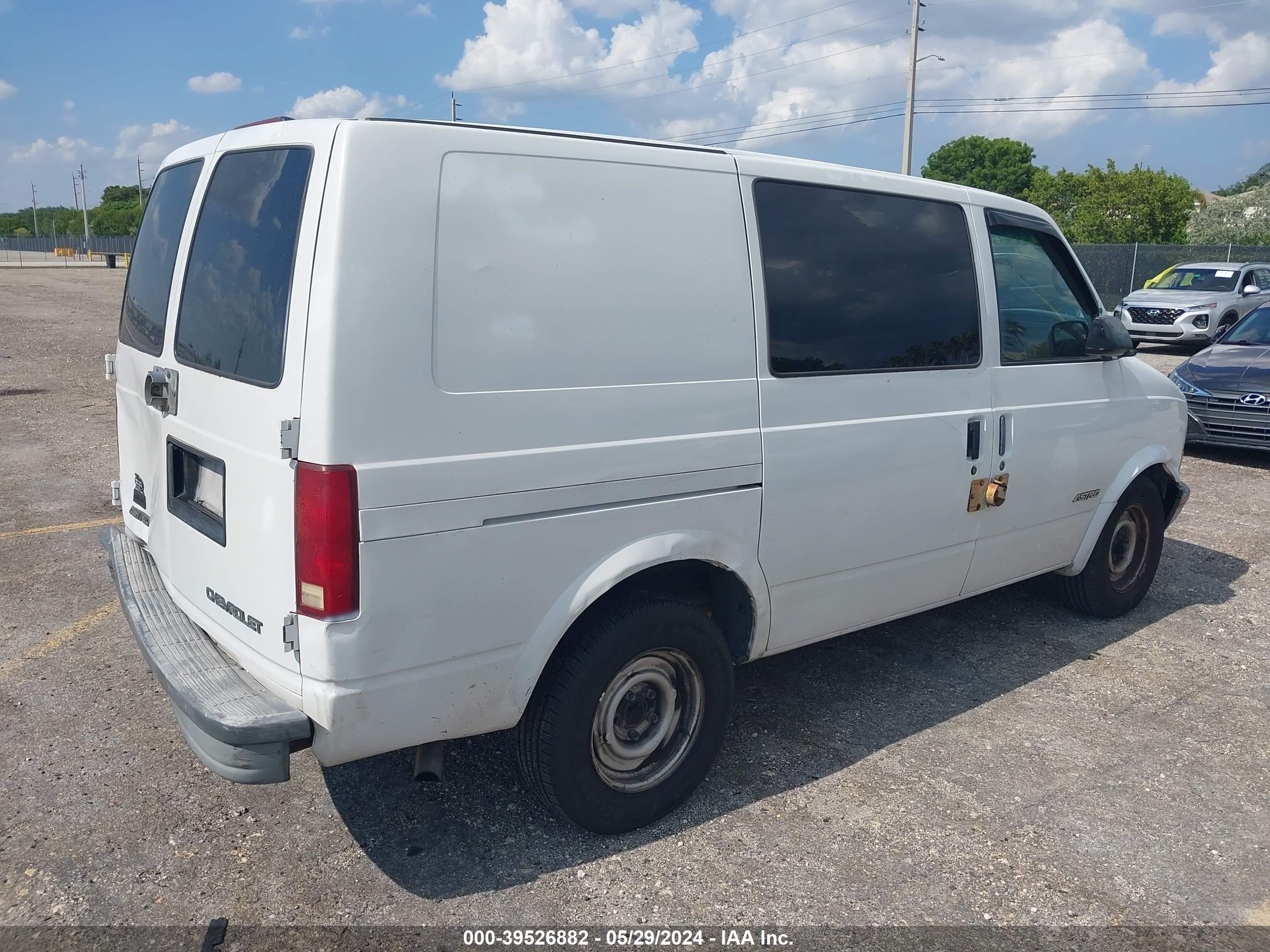 Photo 3 VIN: 1GCDM19W41B105004 - CHEVROLET ASTRO 