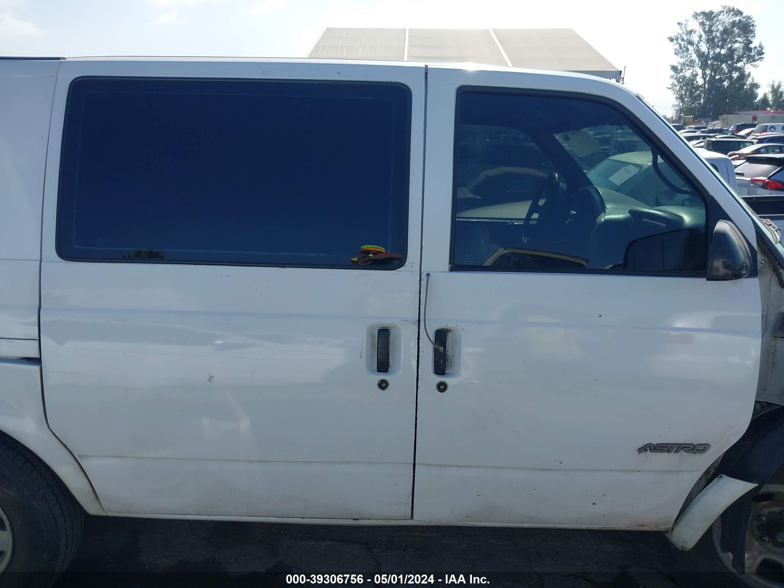 Photo 13 VIN: 1GCDM19W5WB102426 - CHEVROLET ASTRO 