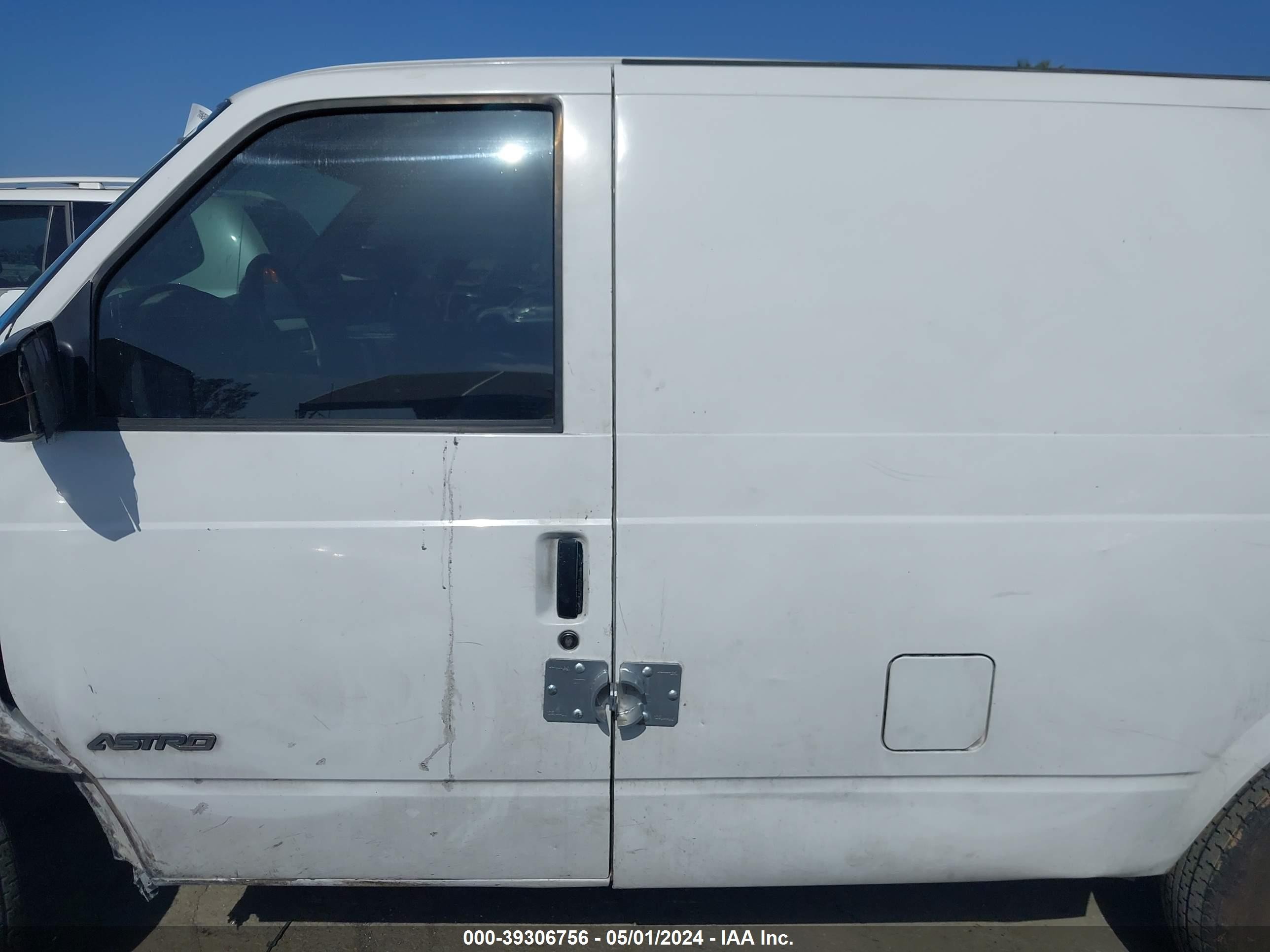 Photo 14 VIN: 1GCDM19W5WB102426 - CHEVROLET ASTRO 