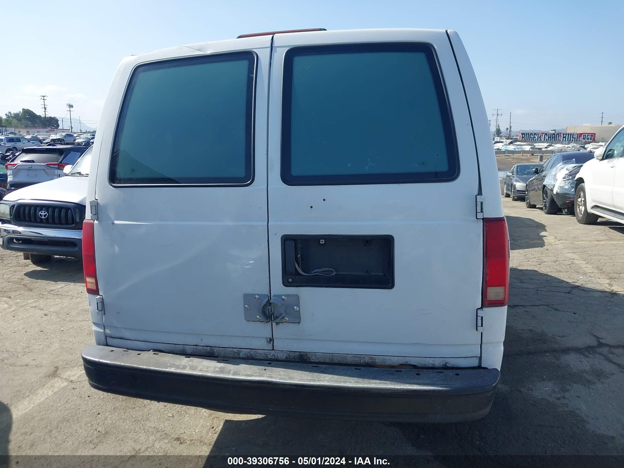 Photo 16 VIN: 1GCDM19W5WB102426 - CHEVROLET ASTRO 