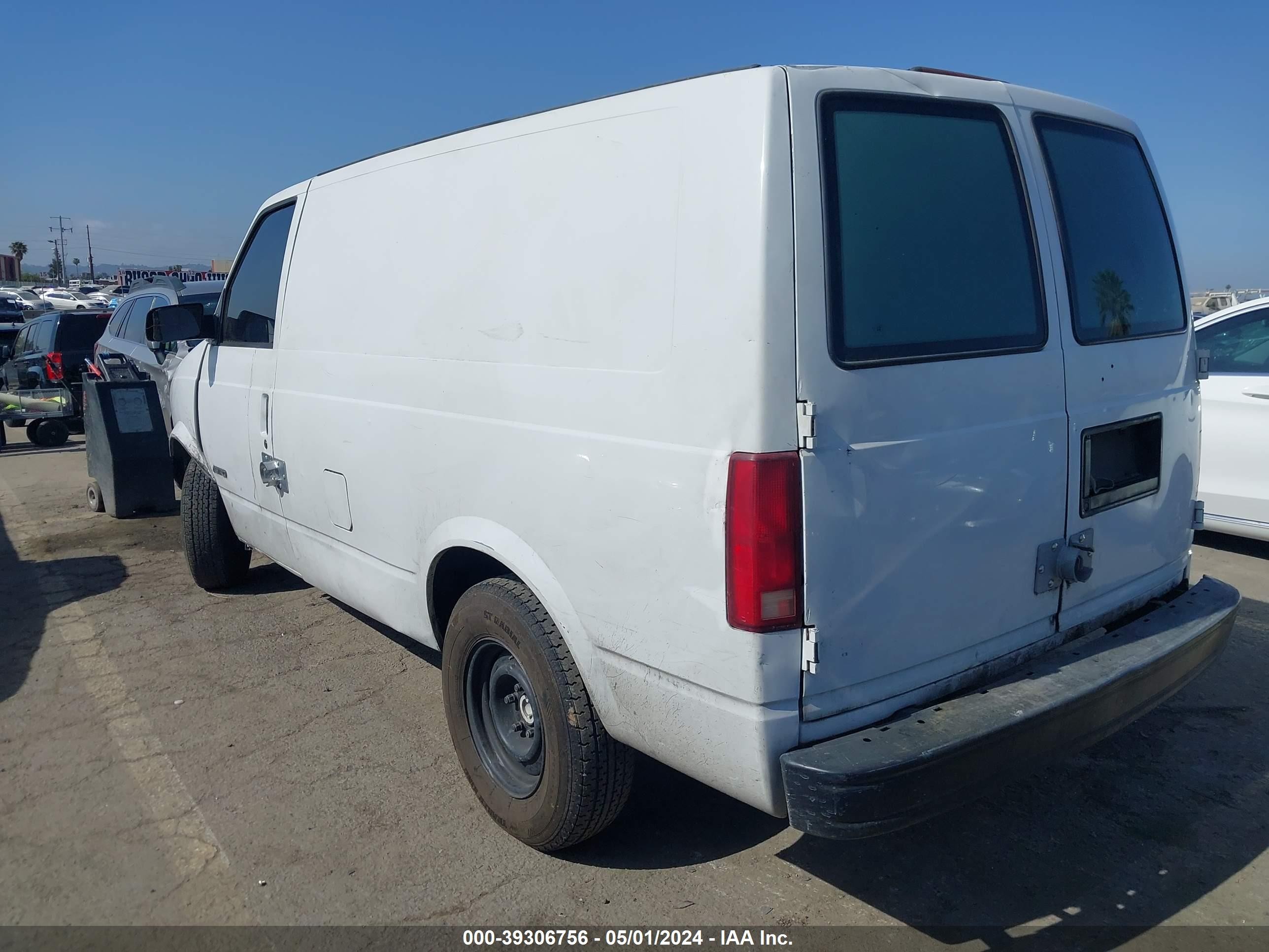 Photo 2 VIN: 1GCDM19W5WB102426 - CHEVROLET ASTRO 