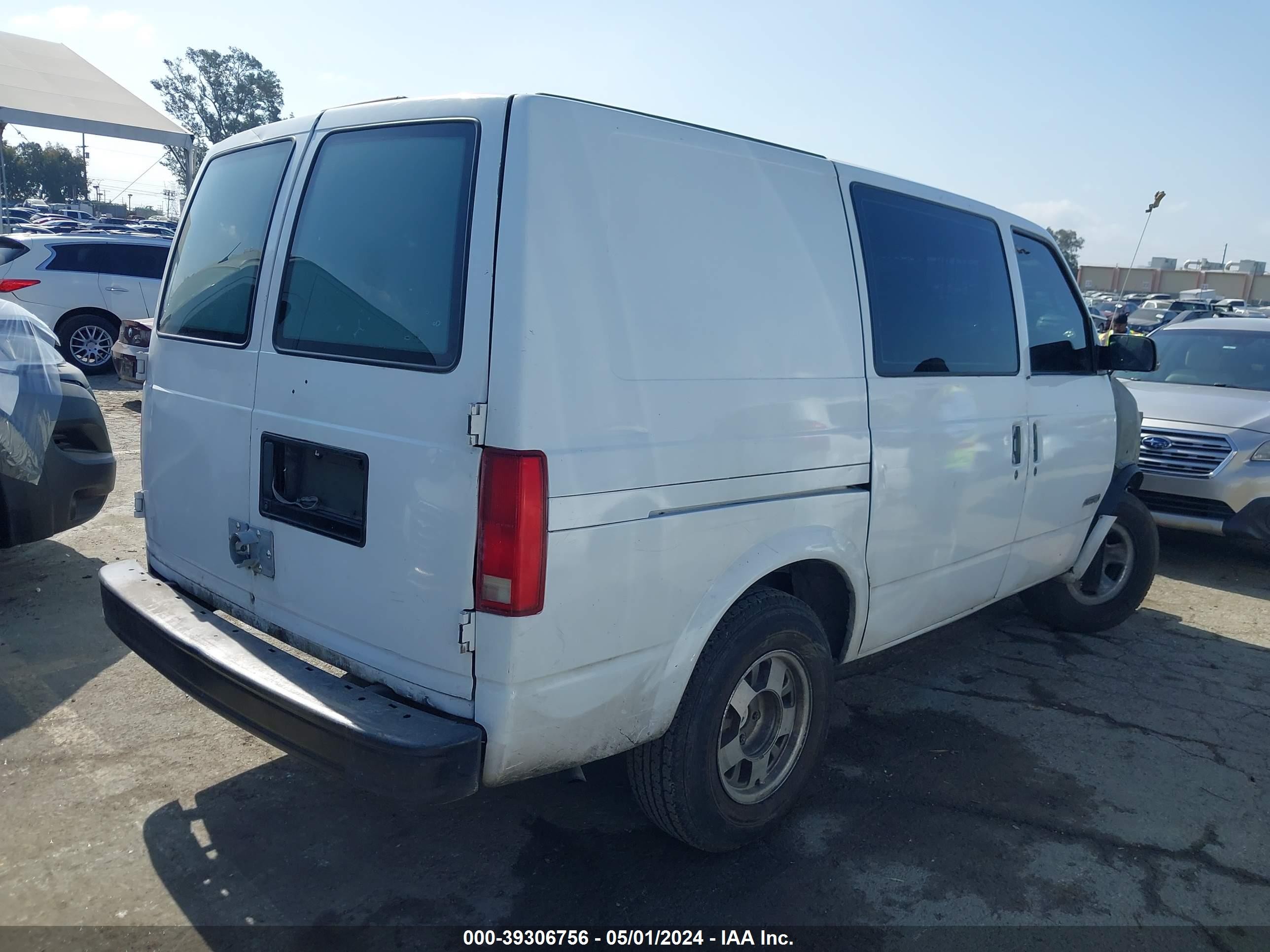 Photo 3 VIN: 1GCDM19W5WB102426 - CHEVROLET ASTRO 