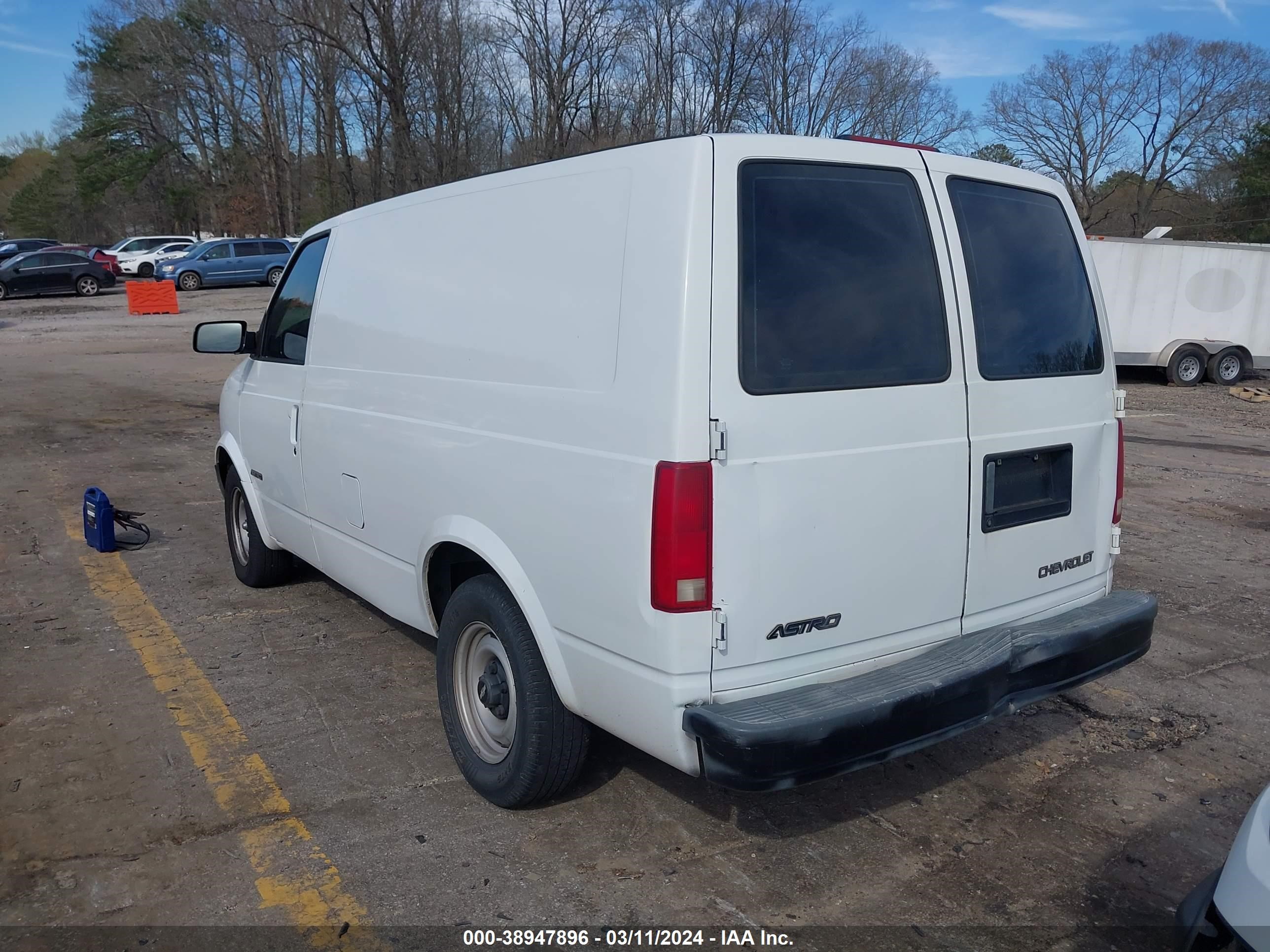 Photo 2 VIN: 1GCDM19W5YB169336 - CHEVROLET ASTRO 