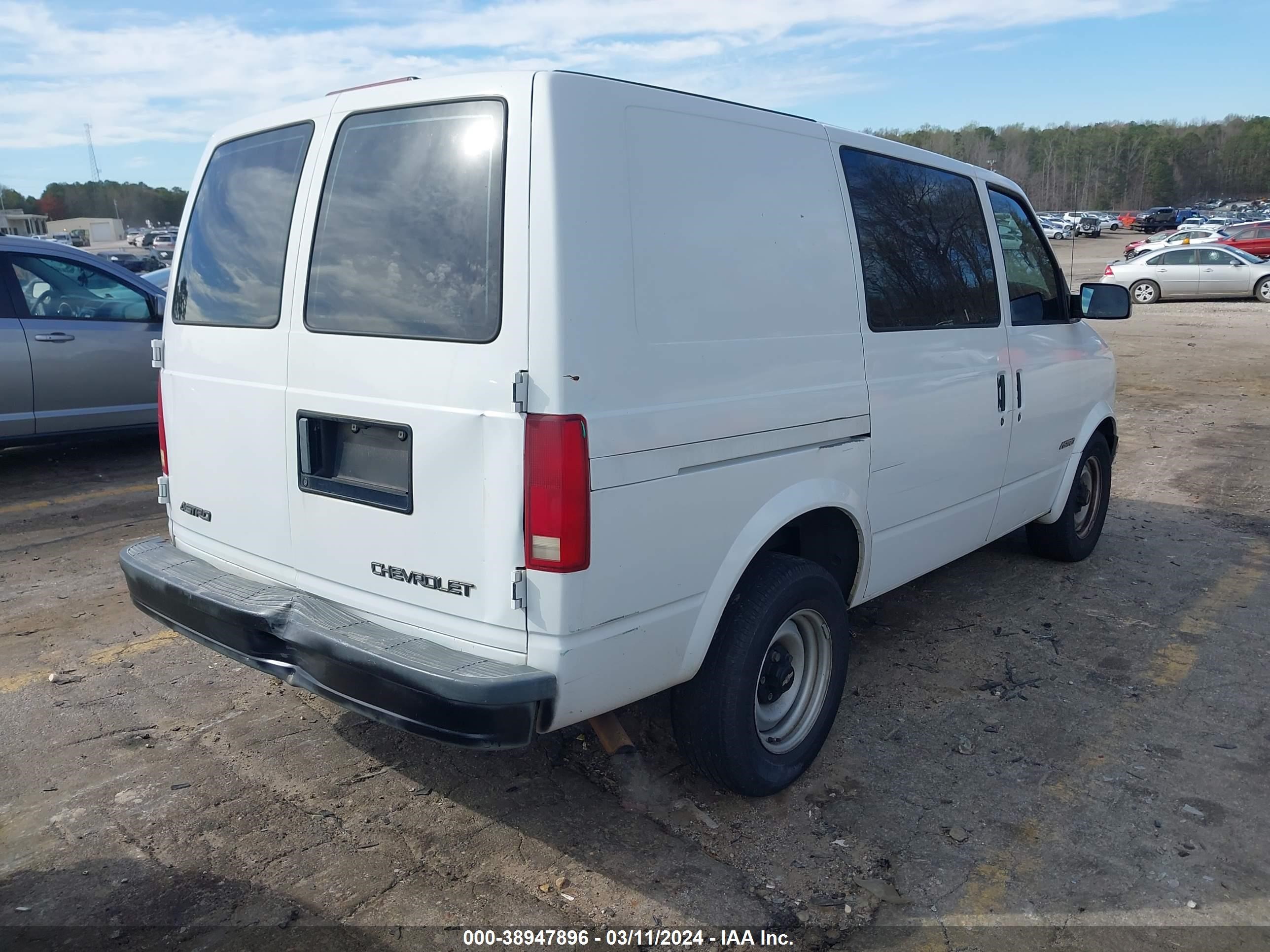 Photo 3 VIN: 1GCDM19W5YB169336 - CHEVROLET ASTRO 