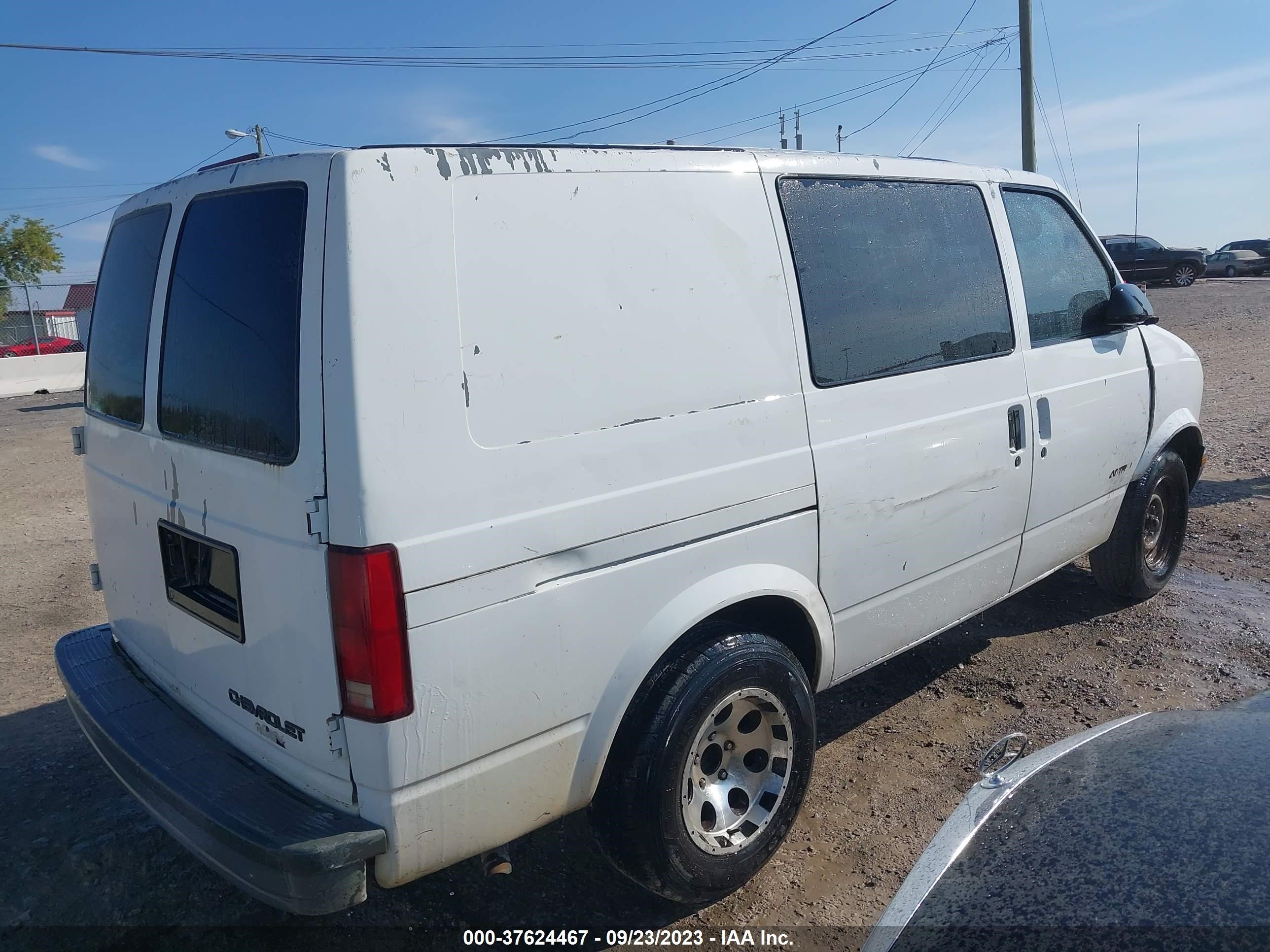 Photo 3 VIN: 1GCDM19W6VB171107 - CHEVROLET ASTRO 