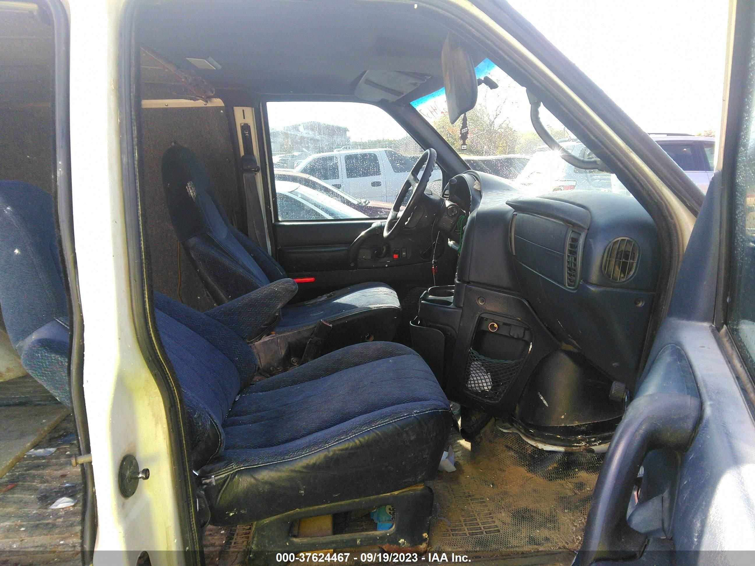 Photo 4 VIN: 1GCDM19W6VB171107 - CHEVROLET ASTRO 