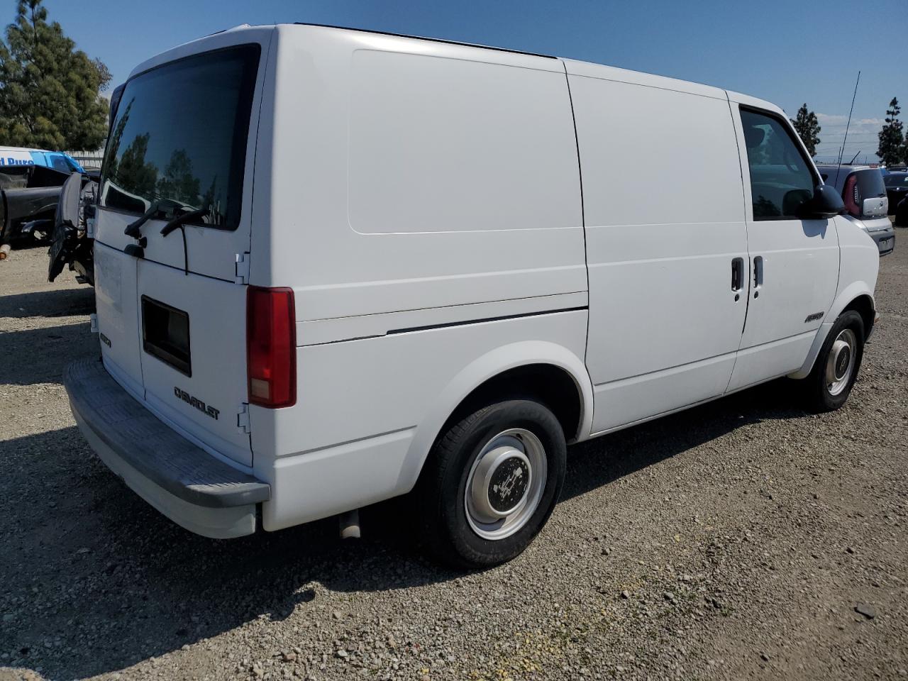 Photo 2 VIN: 1GCDM19W6WB158245 - CHEVROLET ASTRO 