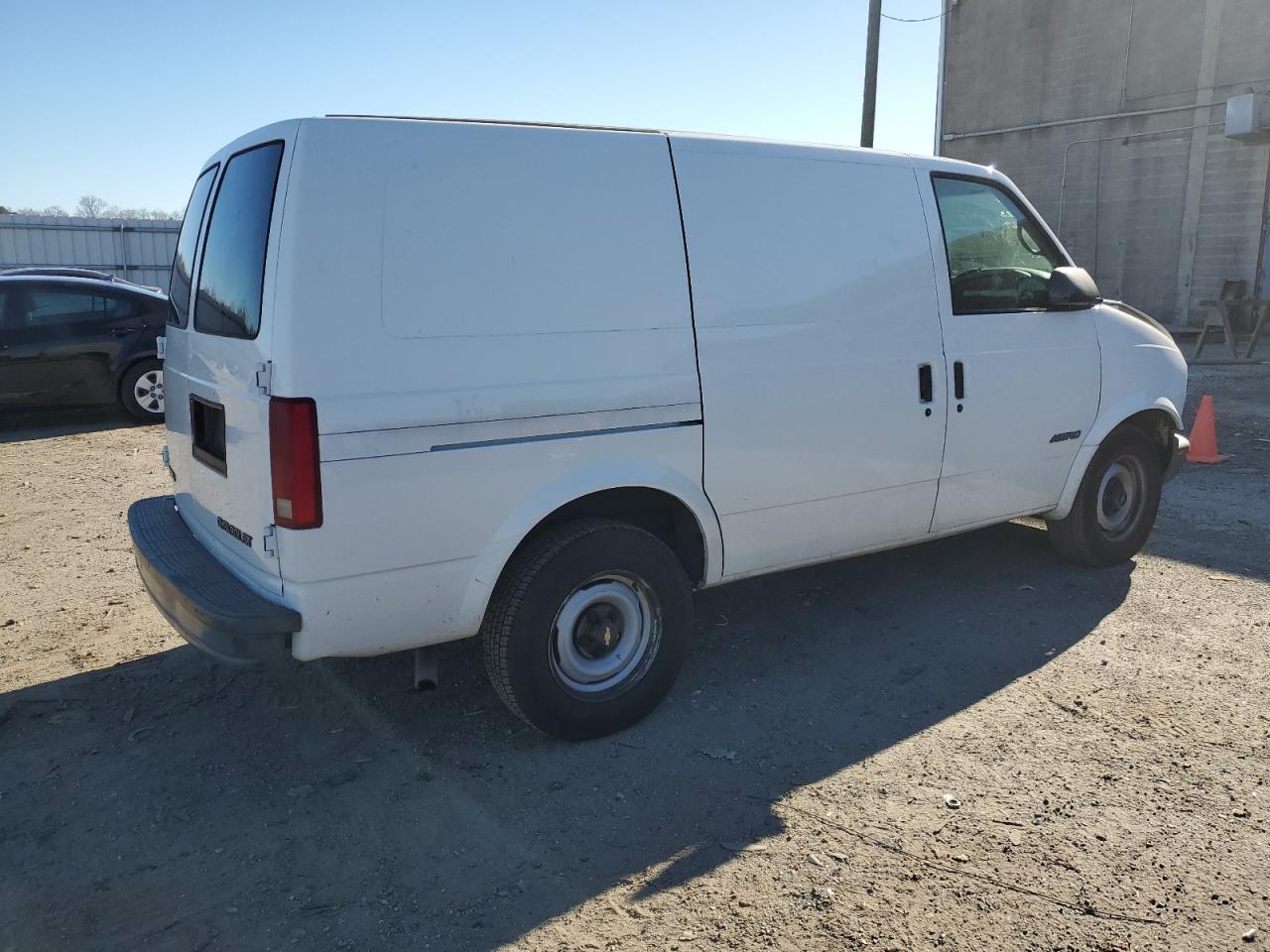 Photo 2 VIN: 1GCDM19W6YB175047 - CHEVROLET ASTRO 