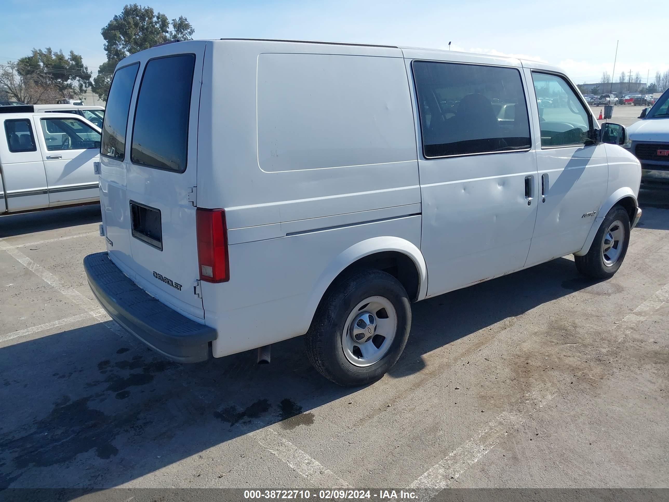 Photo 3 VIN: 1GCDM19W81B152164 - CHEVROLET ASTRO 