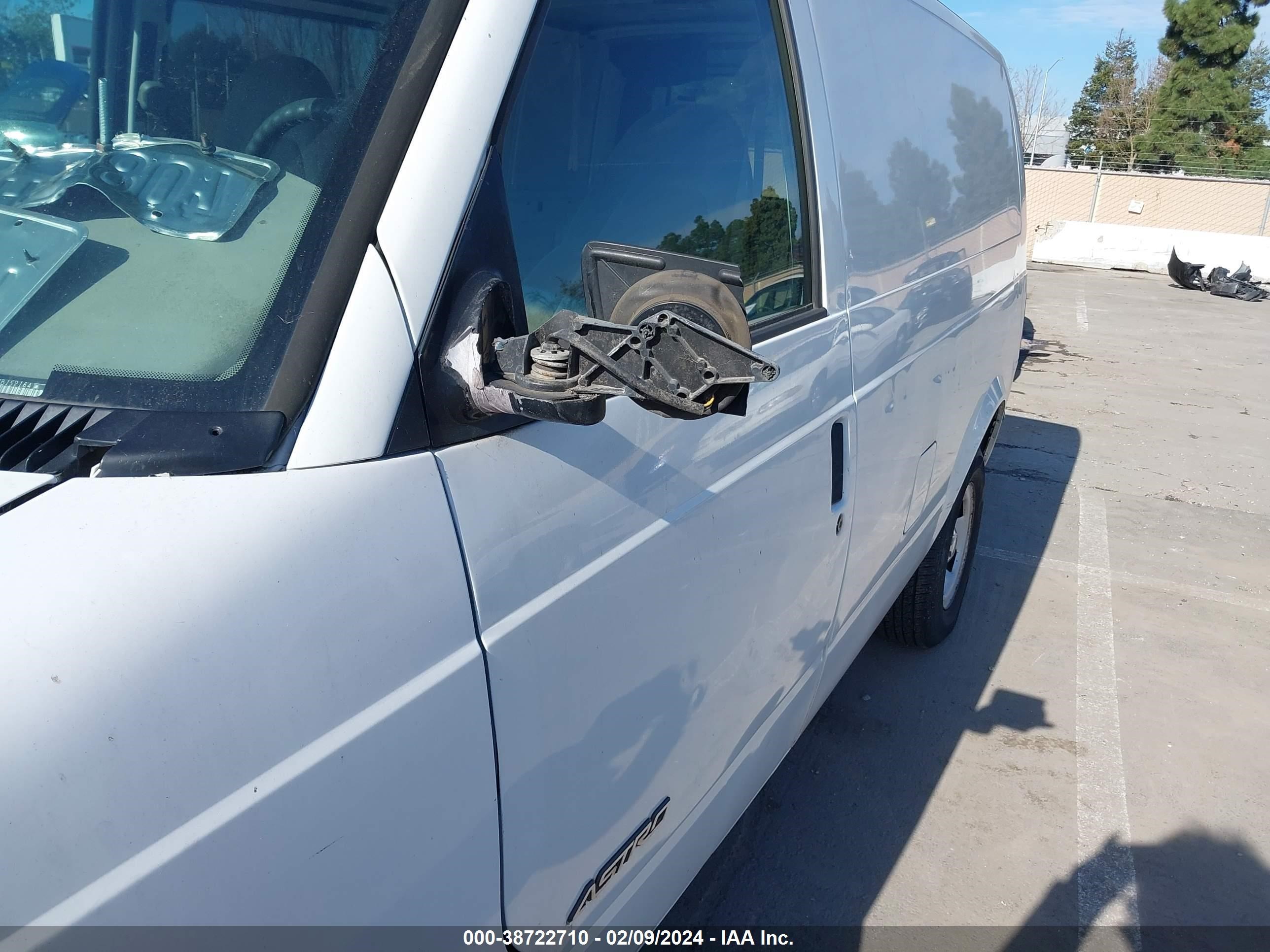 Photo 5 VIN: 1GCDM19W81B152164 - CHEVROLET ASTRO 