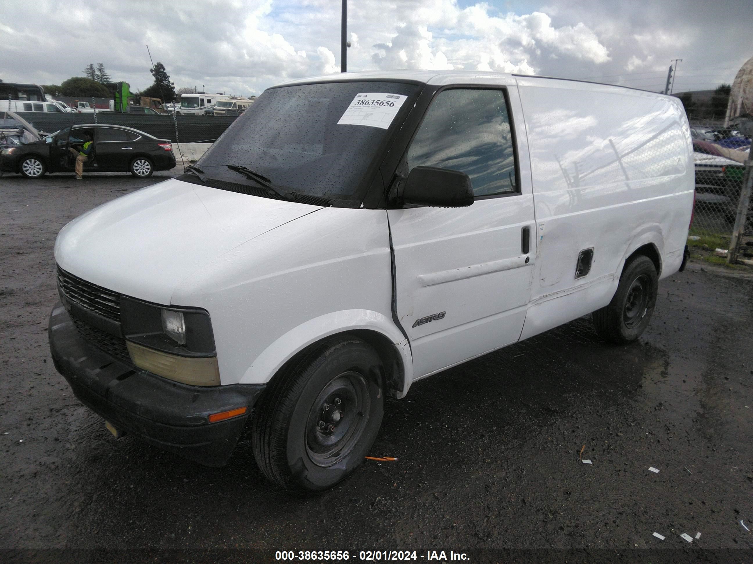 Photo 1 VIN: 1GCDM19W8YB107638 - CHEVROLET ASTRO 