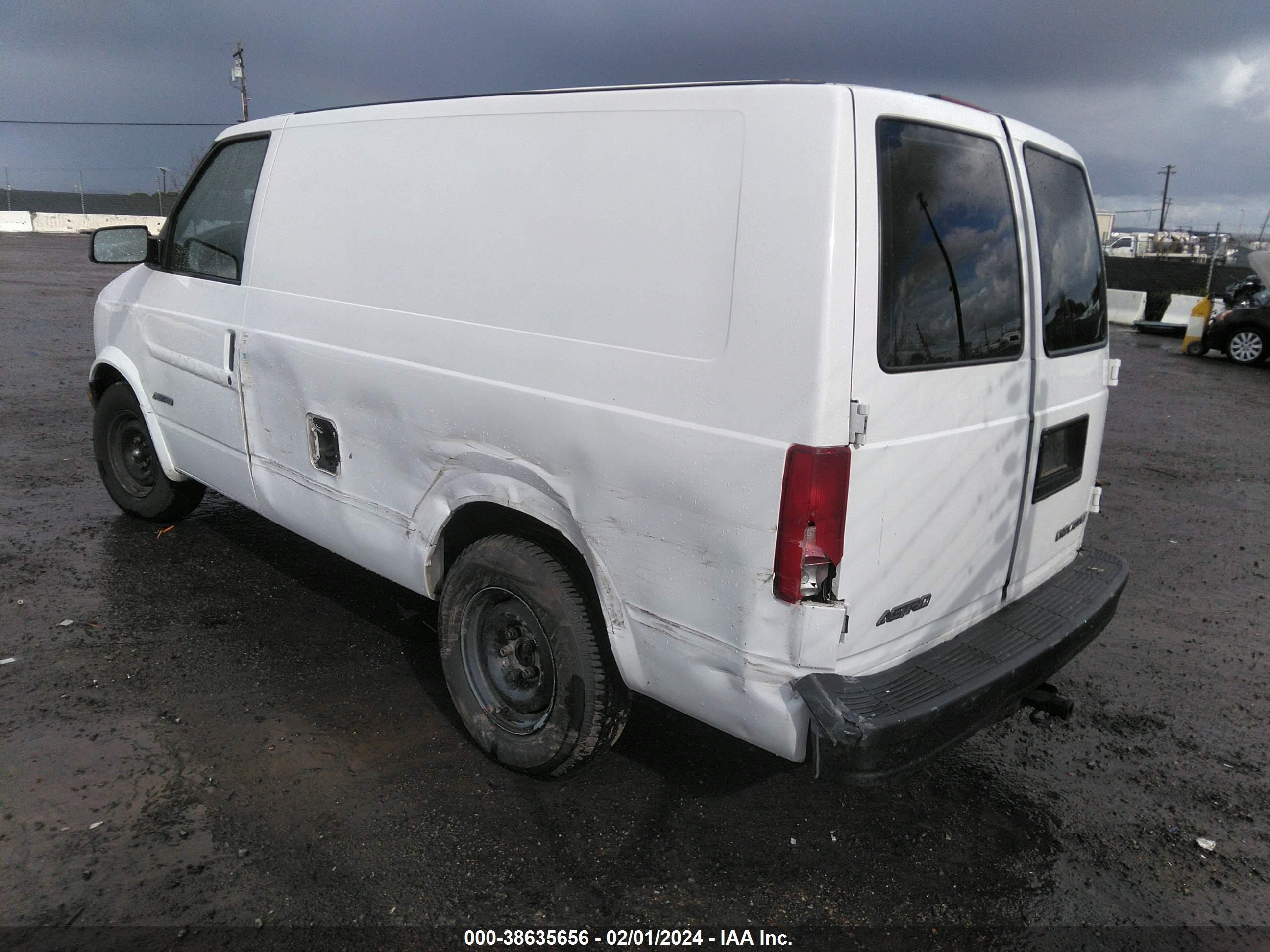 Photo 2 VIN: 1GCDM19W8YB107638 - CHEVROLET ASTRO 