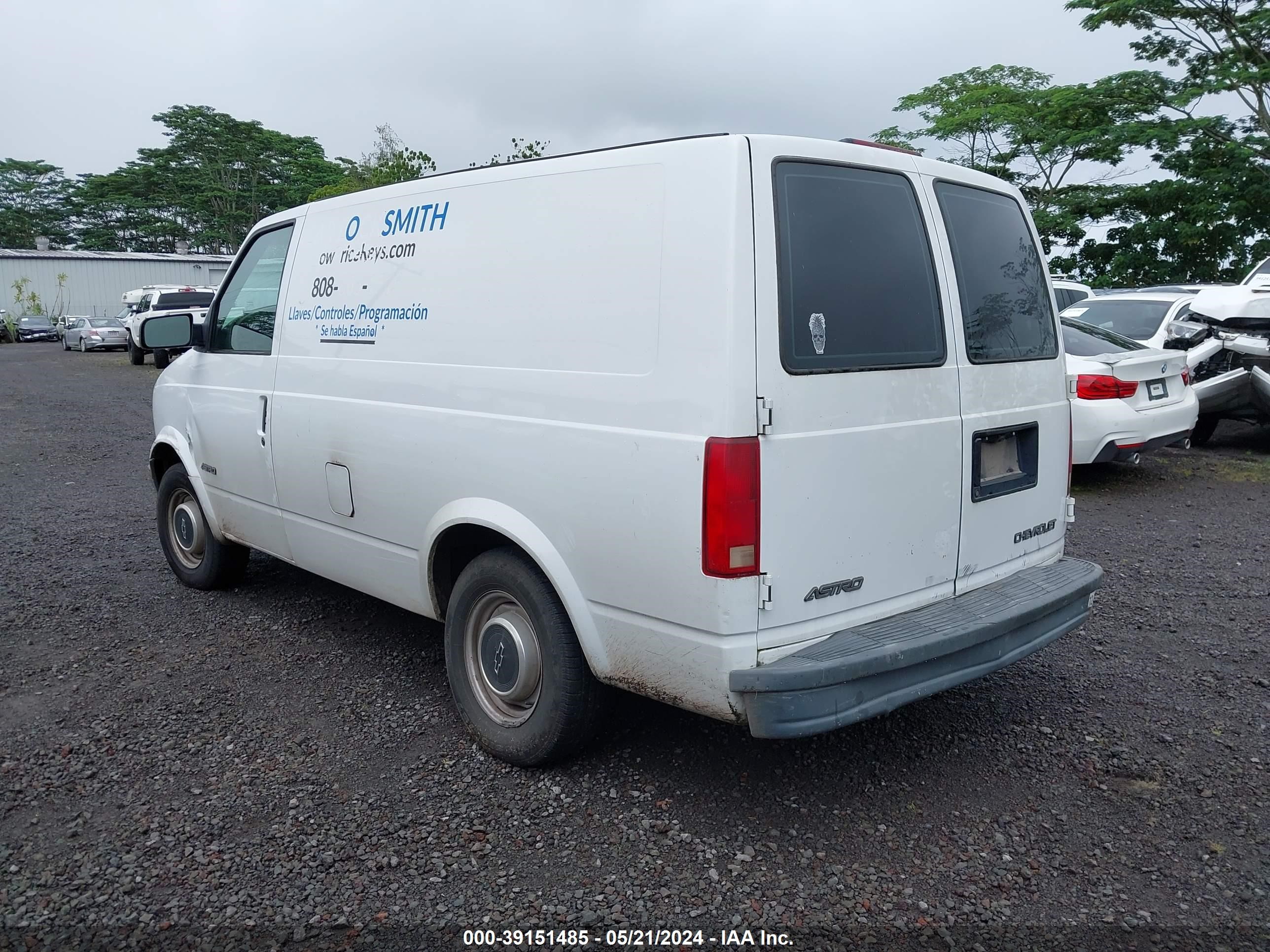 Photo 2 VIN: 1GCDM19W8YB218450 - CHEVROLET ASTRO 