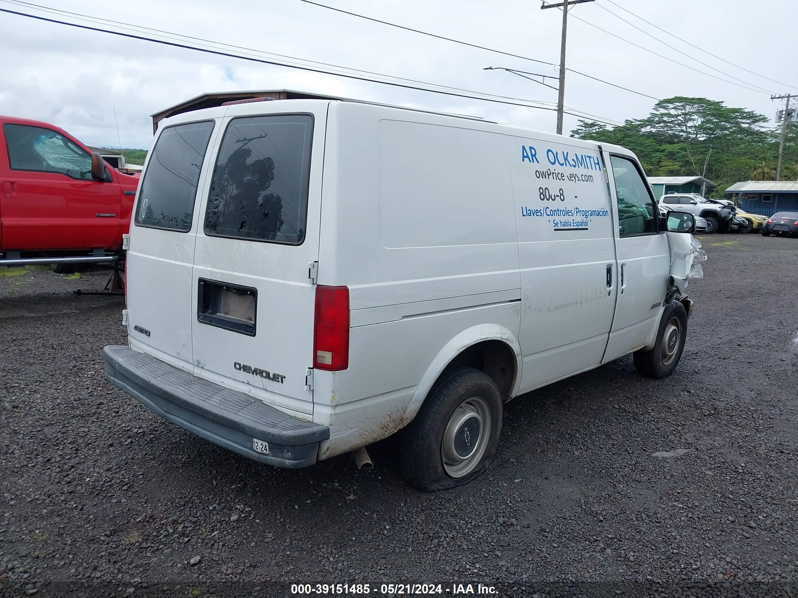 Photo 3 VIN: 1GCDM19W8YB218450 - CHEVROLET ASTRO 