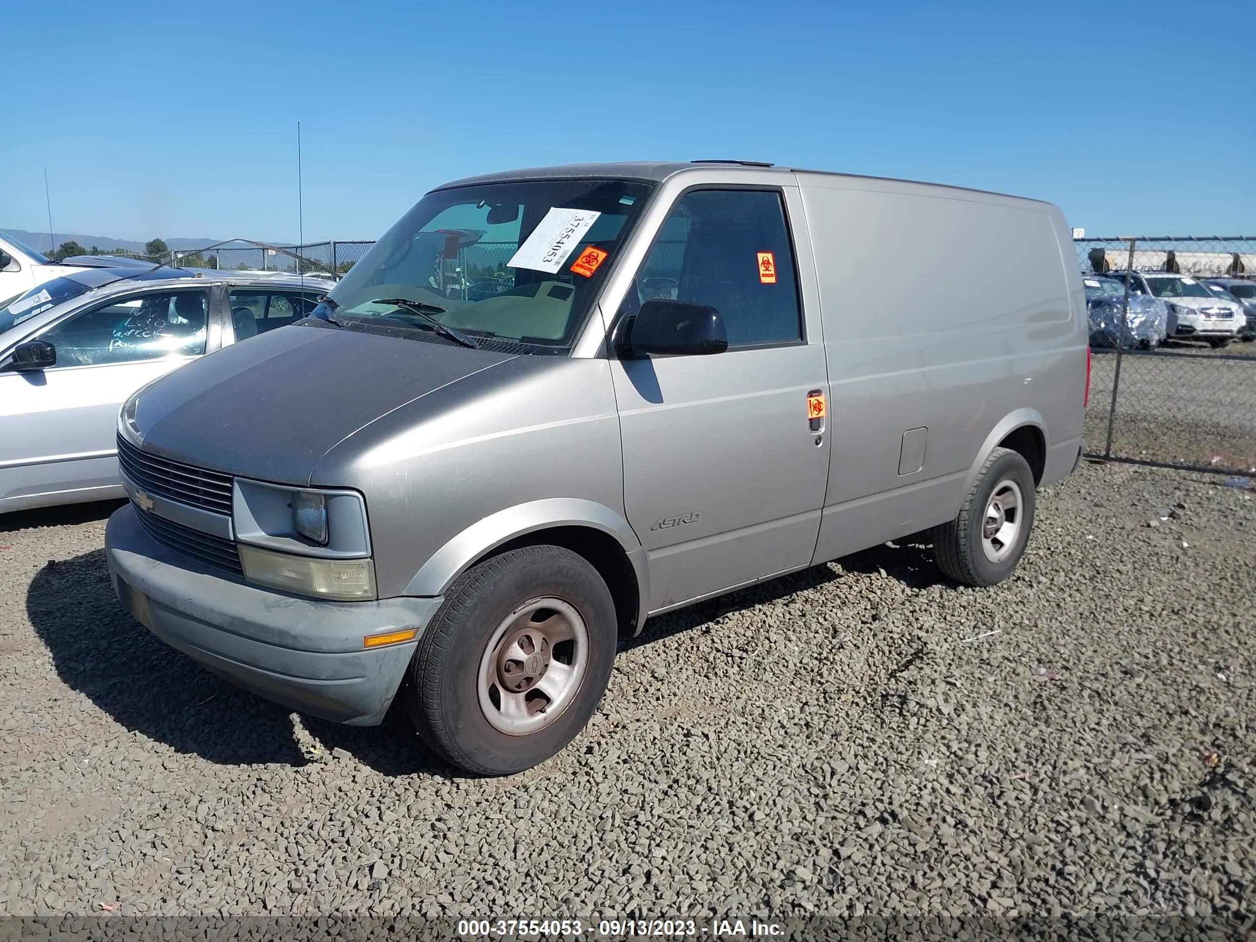 Photo 1 VIN: 1GCDM19X02B156218 - CHEVROLET ASTRO 