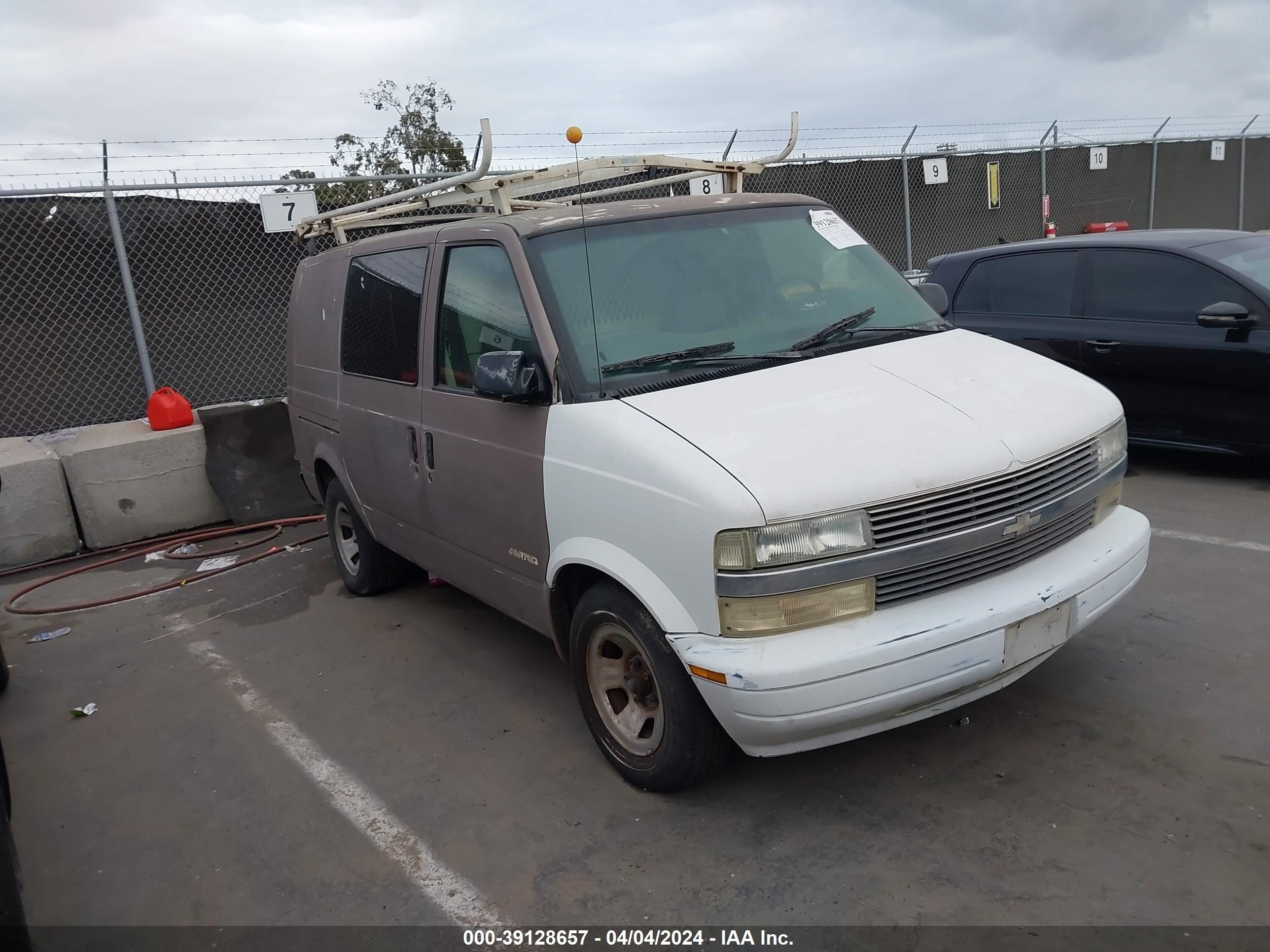 Photo 0 VIN: 1GCDM19X12B130114 - CHEVROLET ASTRO 