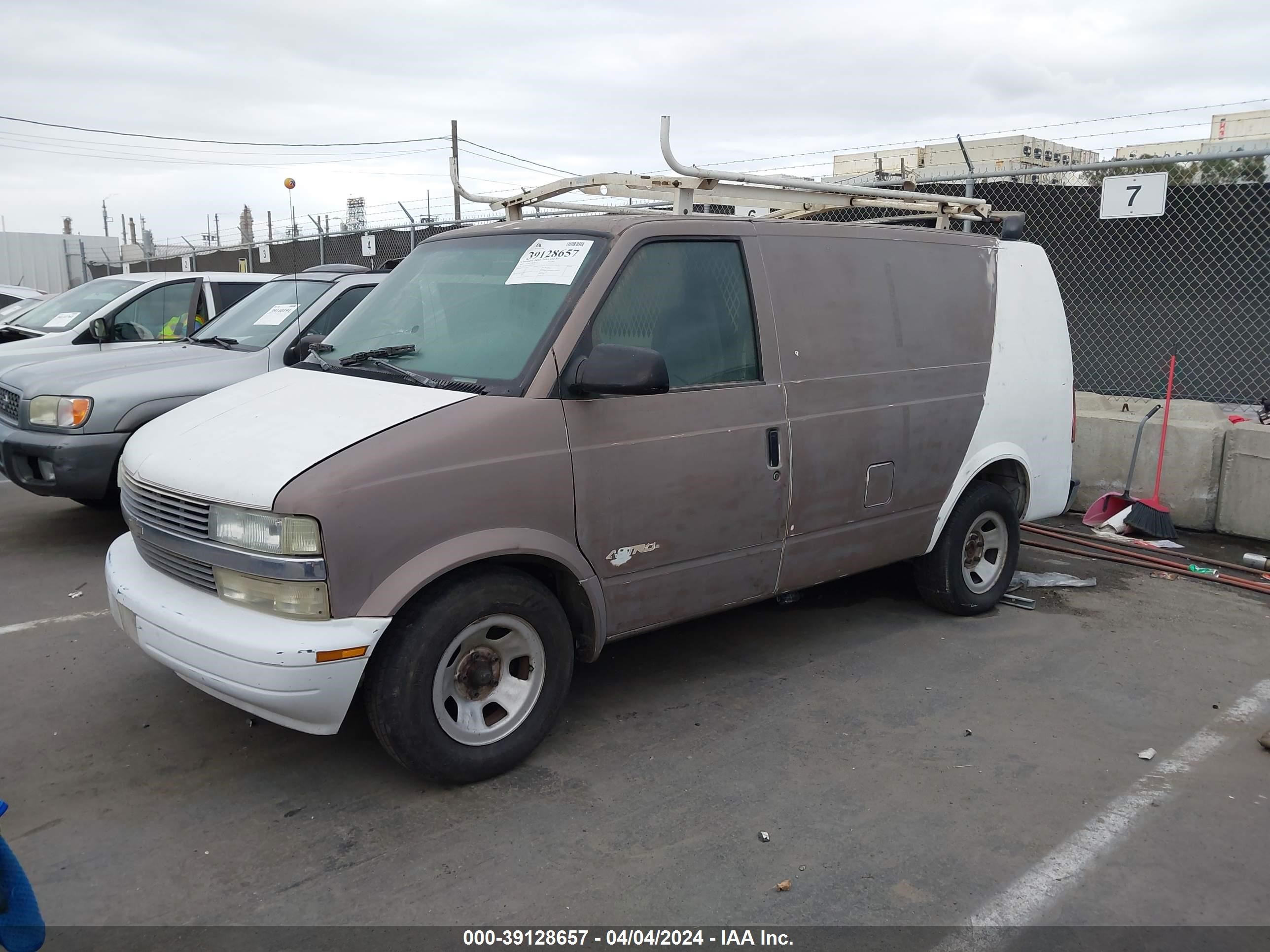 Photo 1 VIN: 1GCDM19X12B130114 - CHEVROLET ASTRO 