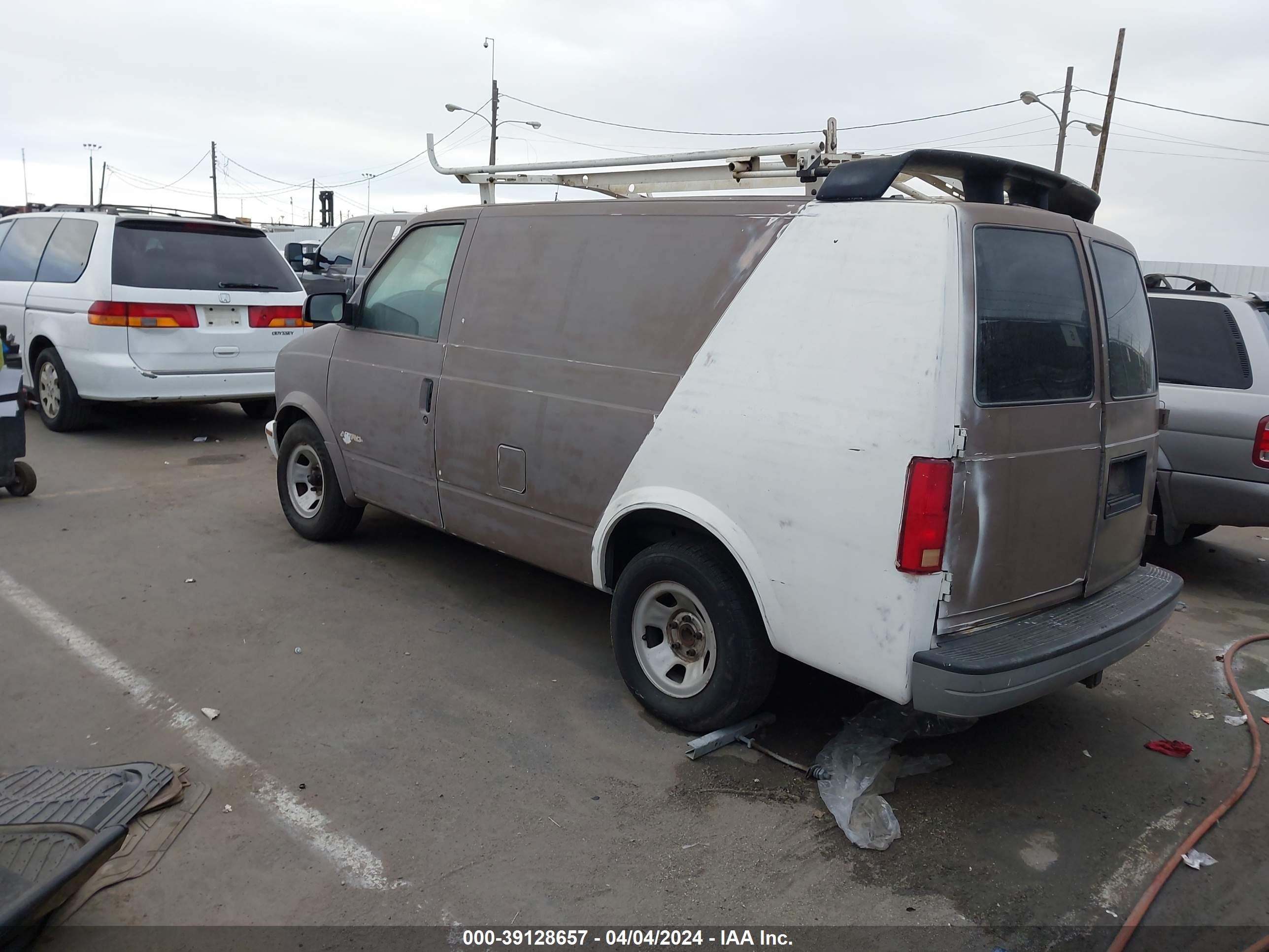 Photo 2 VIN: 1GCDM19X12B130114 - CHEVROLET ASTRO 