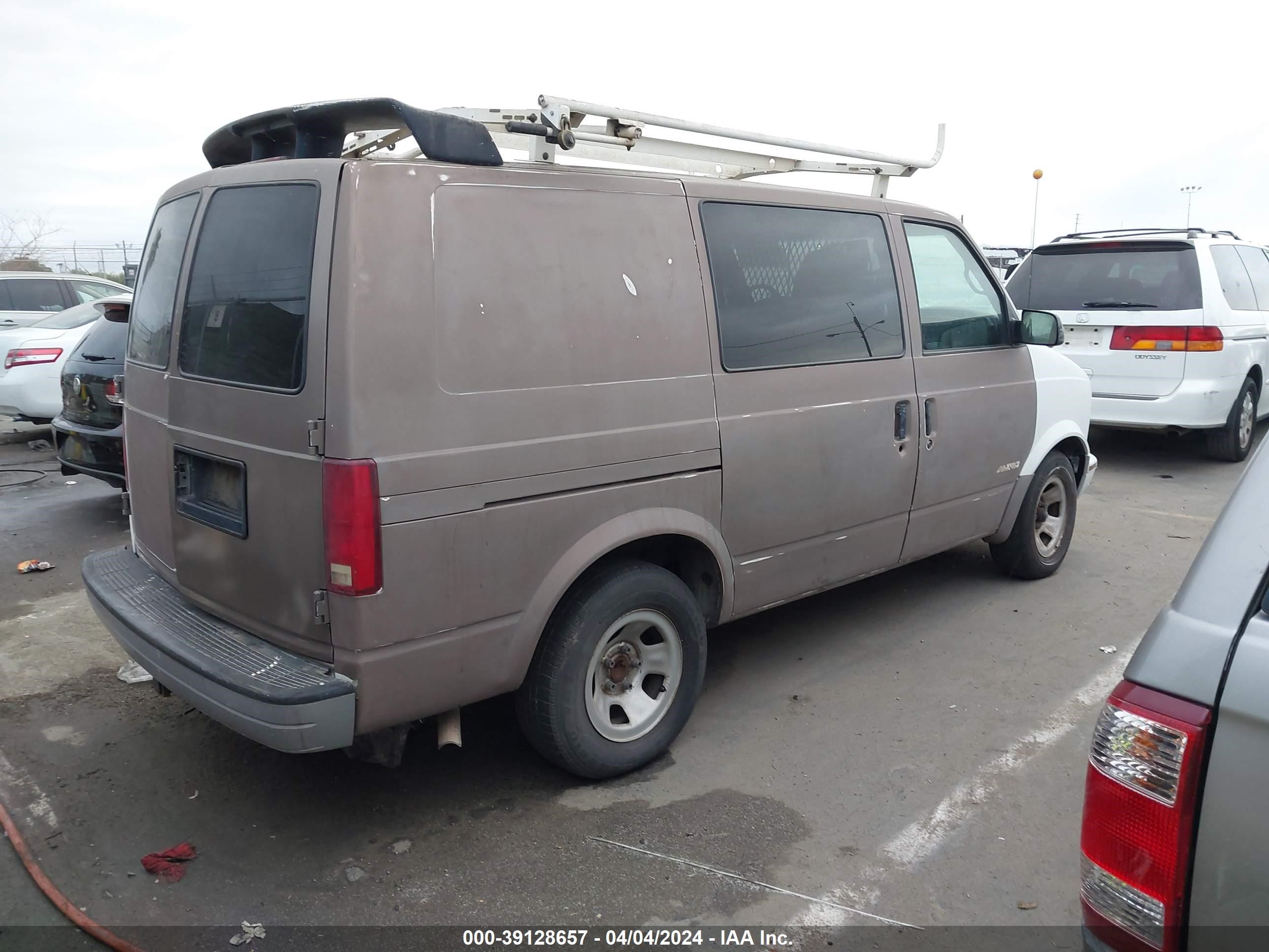 Photo 3 VIN: 1GCDM19X12B130114 - CHEVROLET ASTRO 