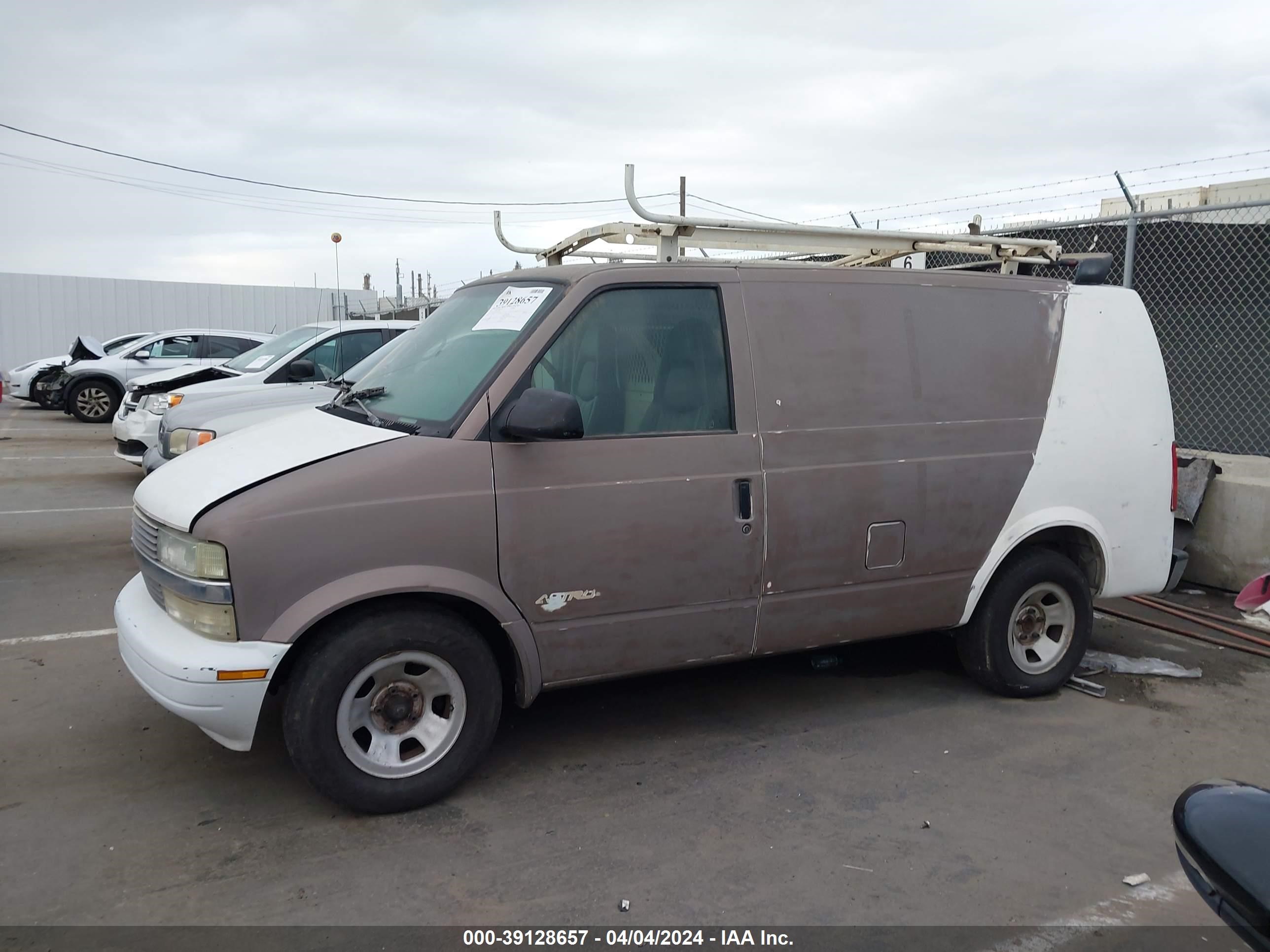 Photo 5 VIN: 1GCDM19X12B130114 - CHEVROLET ASTRO 