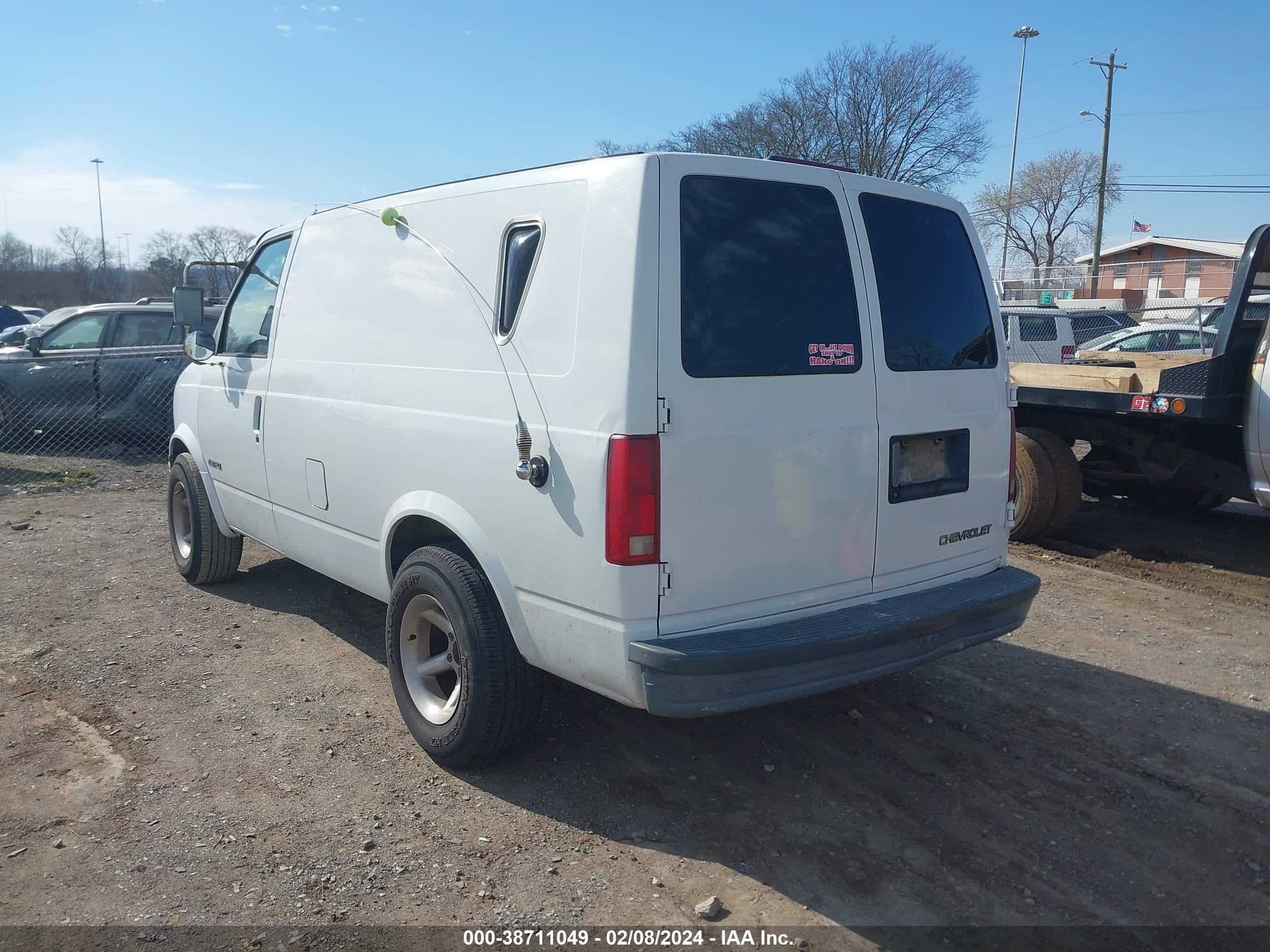 Photo 2 VIN: 1GCDM19X22B120496 - CHEVROLET ASTRO 