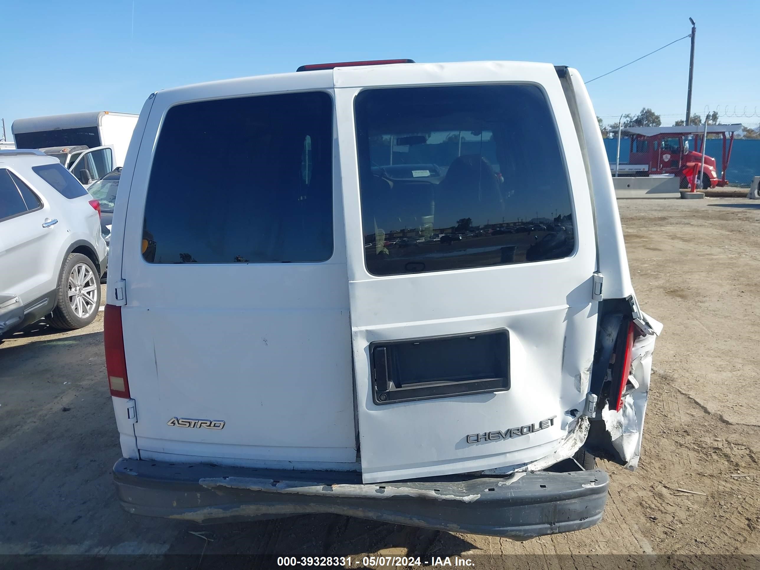 Photo 16 VIN: 1GCDM19X24B120128 - CHEVROLET ASTRO 