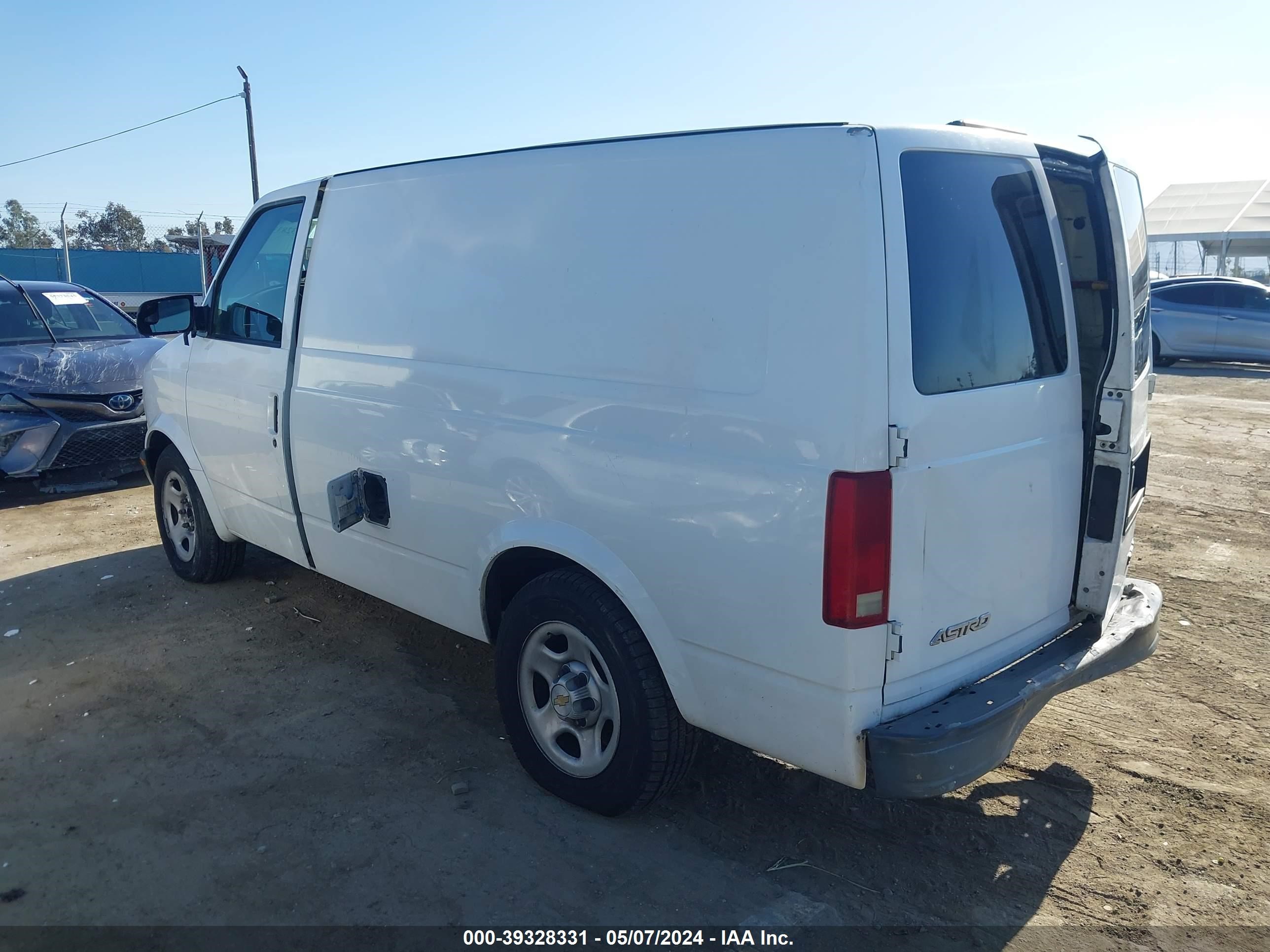 Photo 2 VIN: 1GCDM19X24B120128 - CHEVROLET ASTRO 