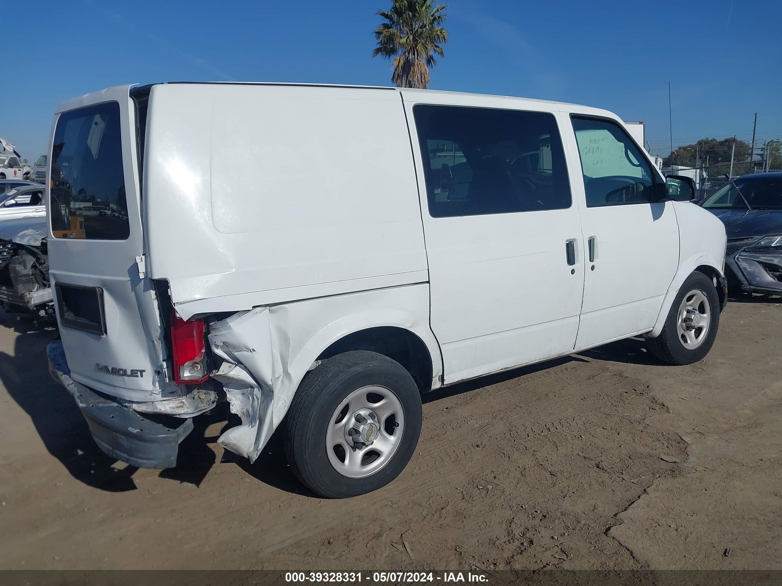 Photo 3 VIN: 1GCDM19X24B120128 - CHEVROLET ASTRO 