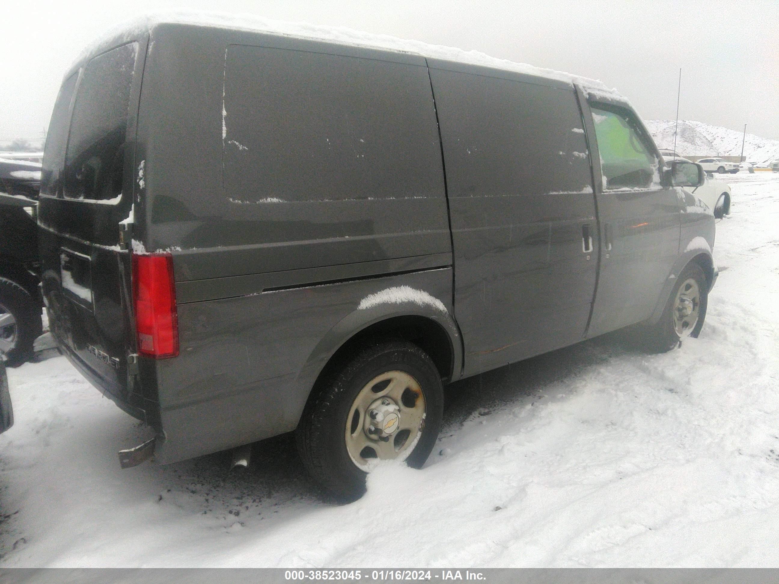 Photo 3 VIN: 1GCDM19X35B114775 - CHEVROLET ASTRO 