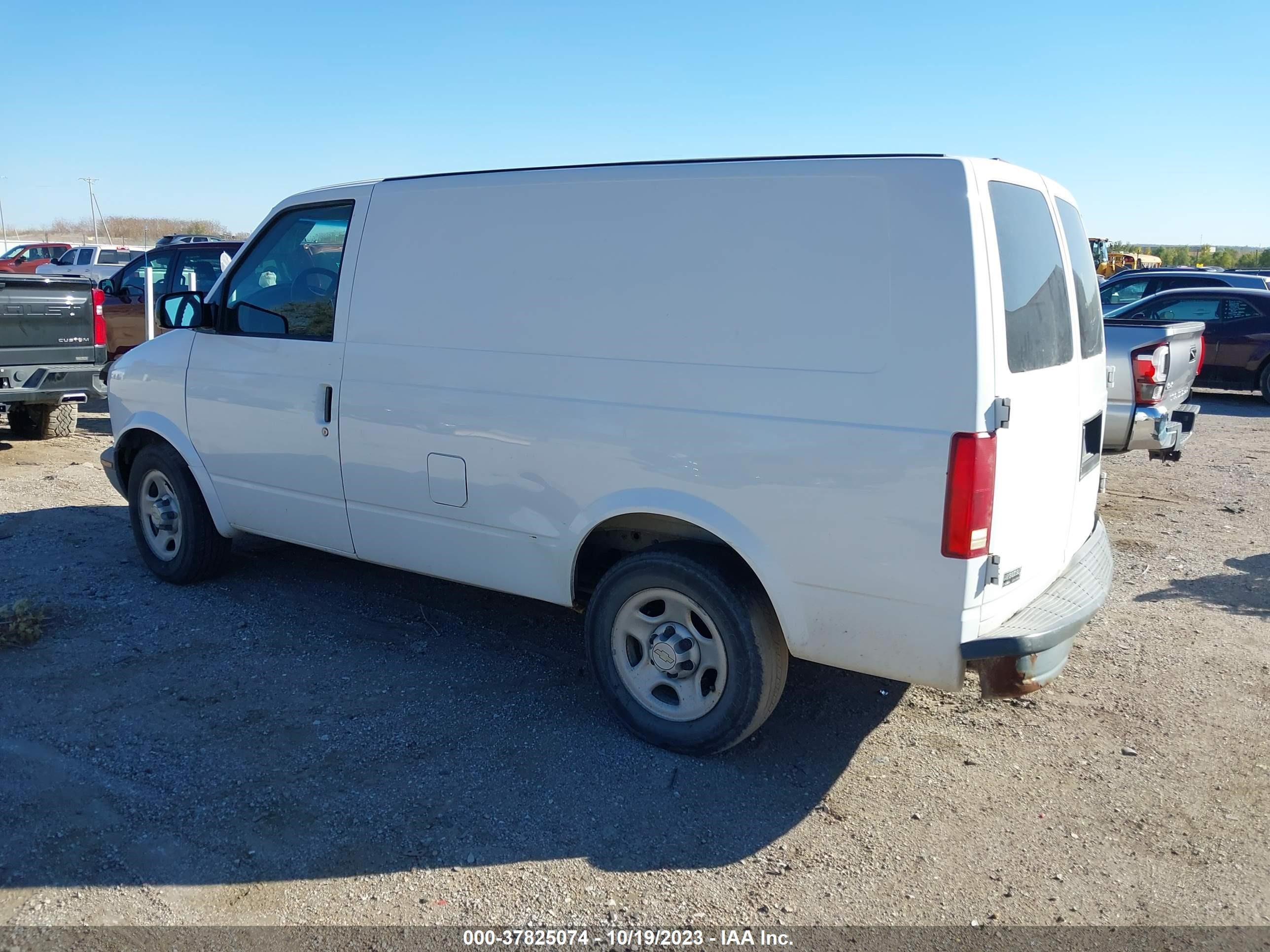 Photo 2 VIN: 1GCDM19X35B129809 - CHEVROLET ASTRO 