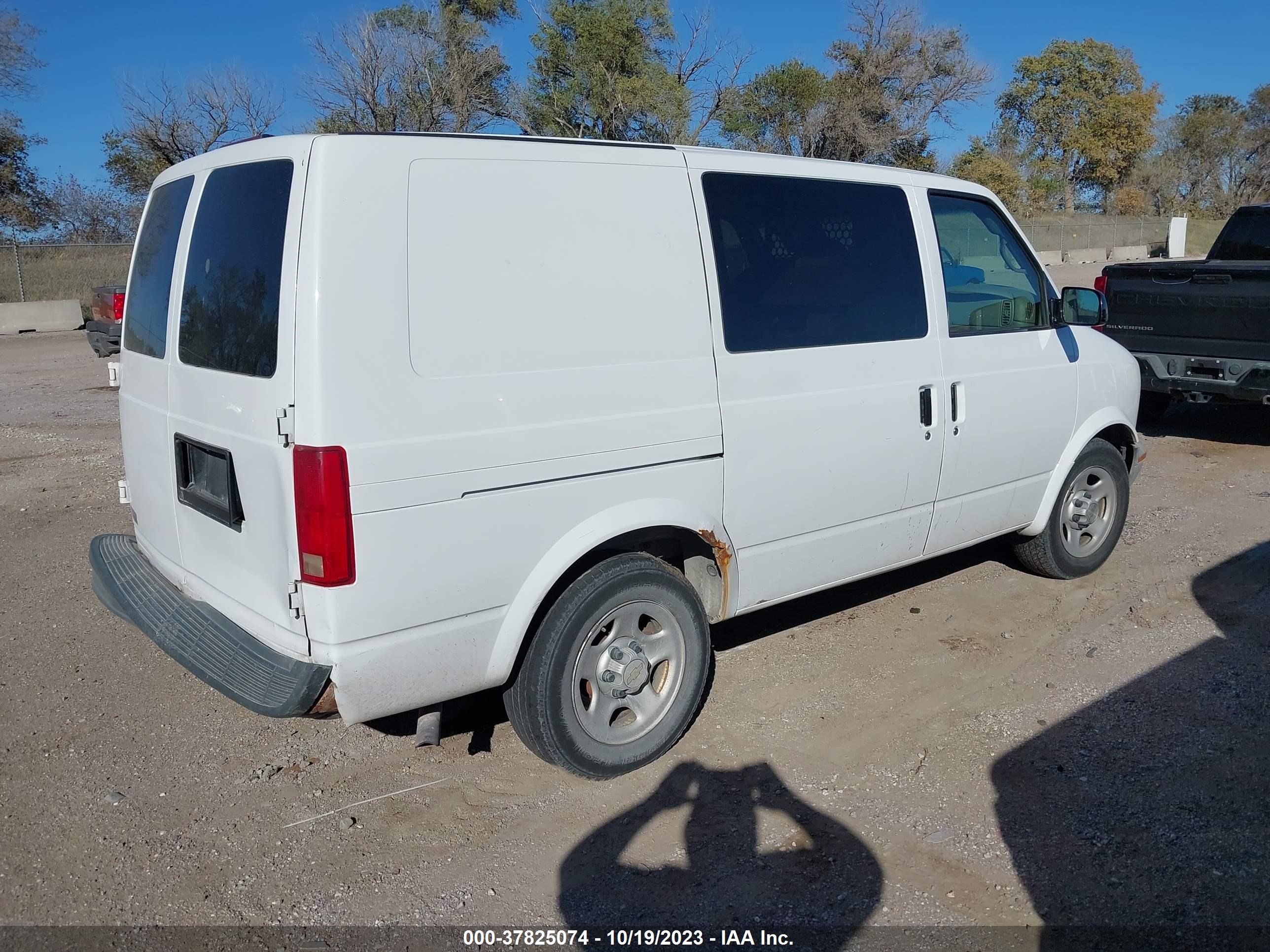 Photo 3 VIN: 1GCDM19X35B129809 - CHEVROLET ASTRO 