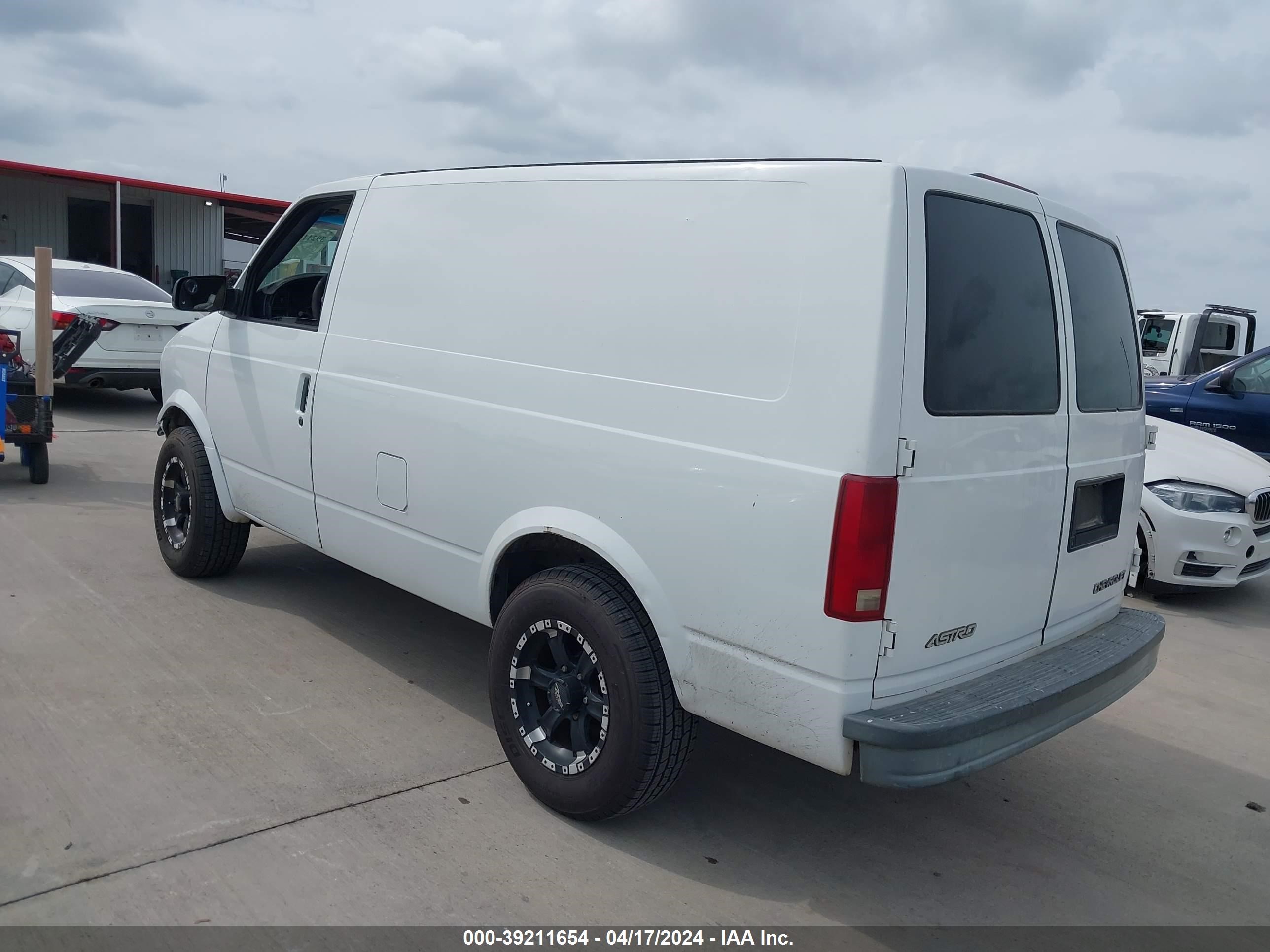 Photo 2 VIN: 1GCDM19X43B116001 - CHEVROLET ASTRO 