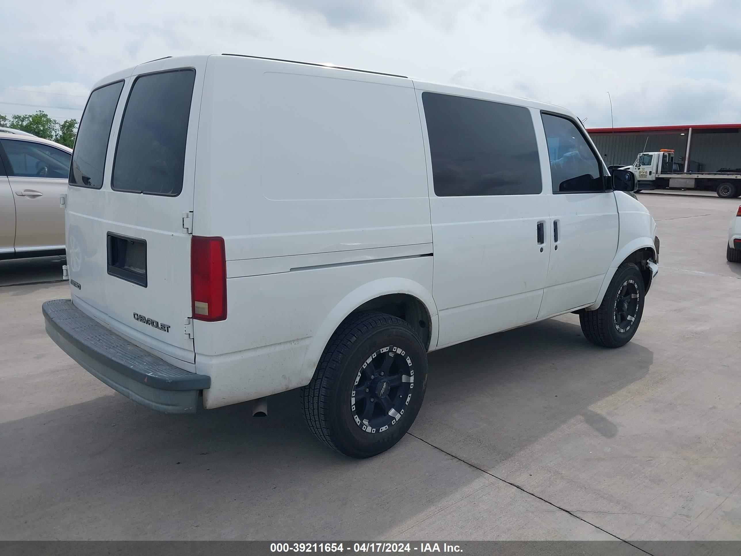 Photo 3 VIN: 1GCDM19X43B116001 - CHEVROLET ASTRO 