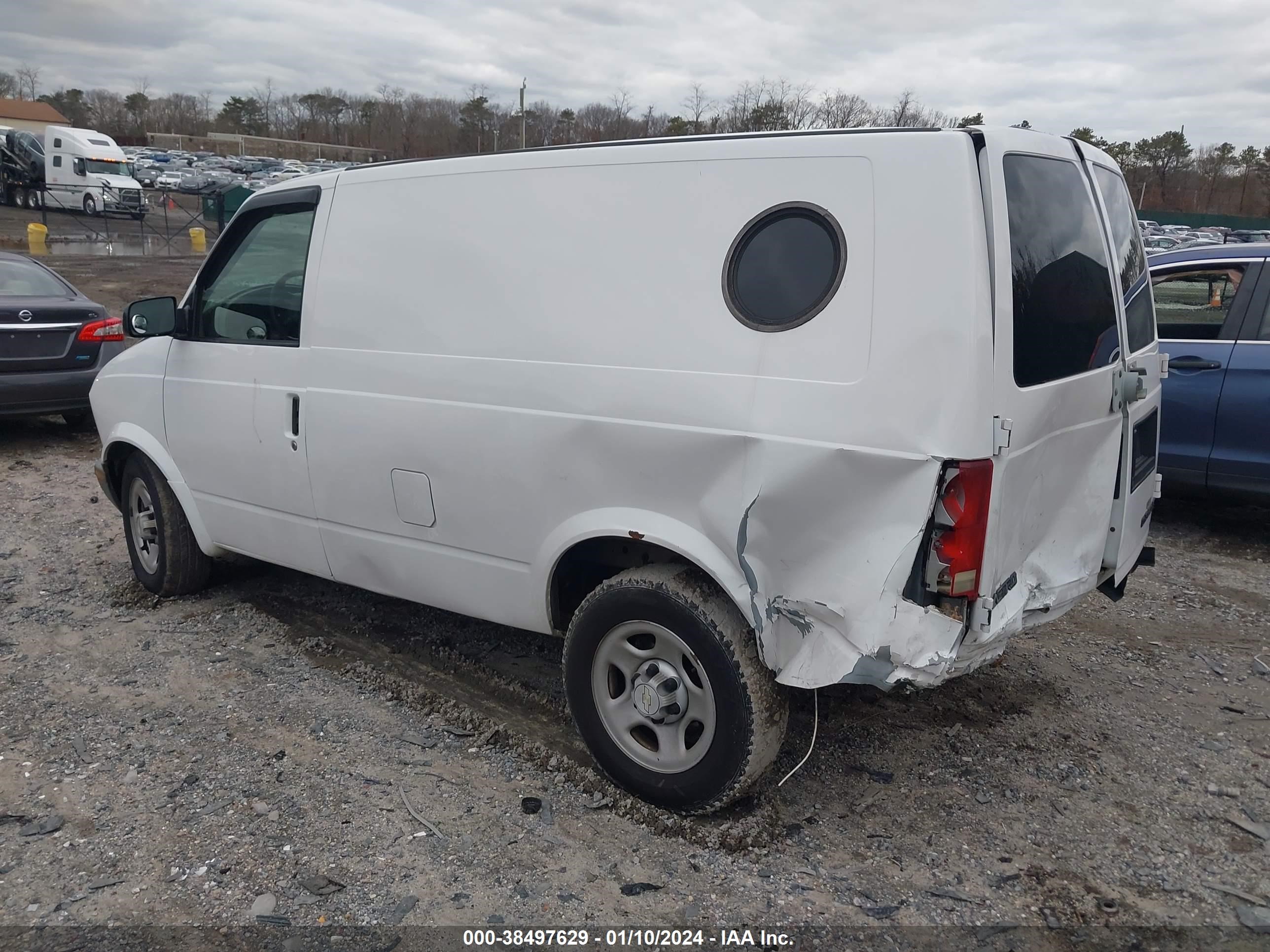 Photo 2 VIN: 1GCDM19X45B131326 - CHEVROLET ASTRO 